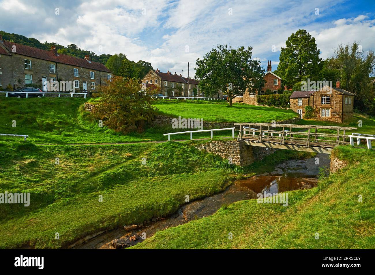 Hutton le Hole est un village pittoresque dans le parc national du North Yorkshire, avec le Fairy Call Beck qui traverse le centre de celui-ci. Banque D'Images
