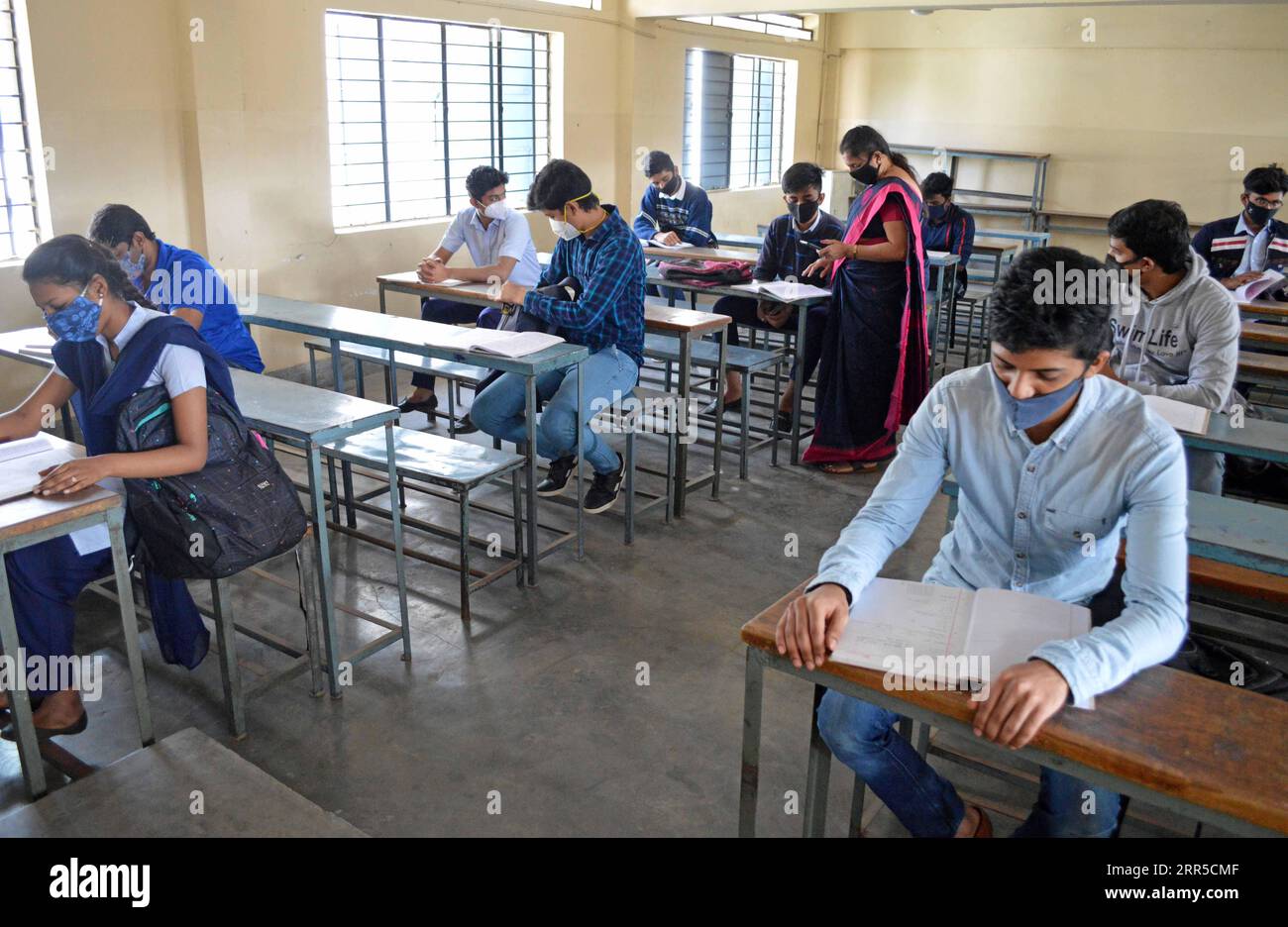 210101 -- BANGALORE, le 1 janvier 2021 -- des élèves portant un masque facial suivent un cours dans une école de Bangalore, en Inde, le 1 janvier 2021. L’État du Karnataka, dans le sud du pays, a ouvert vendredi des écoles pour les élèves de 10e et 12e année, après un écart de plus de neuf mois. Str/ INDE-BANGALORE-COVID-19-RÉOUVERTURE DE L'ÉCOLE Xinhua PUBLICATIONxNOTxINxCHN Banque D'Images