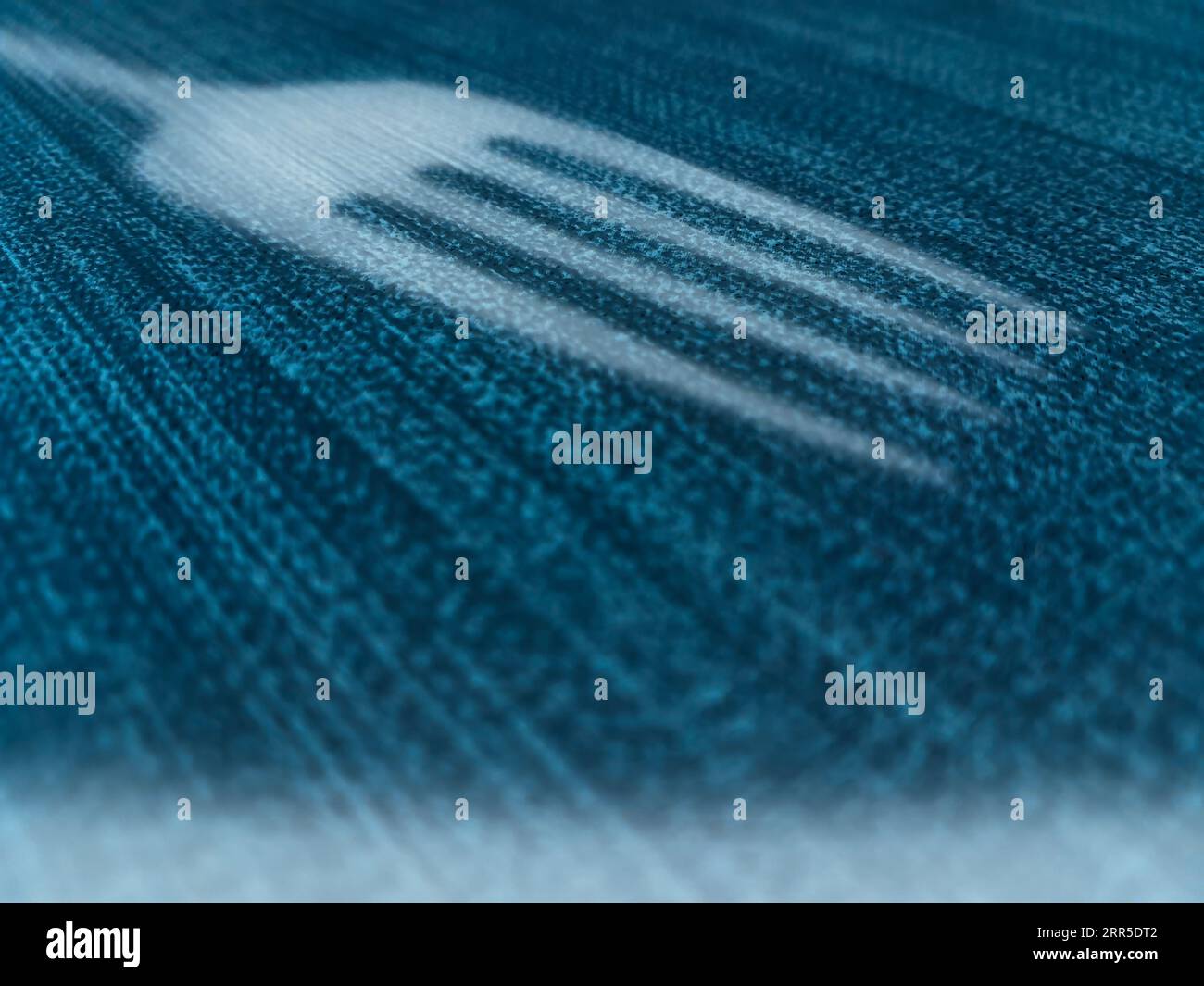 Longue ombre d'une fourchette sur fond neutre Banque D'Images