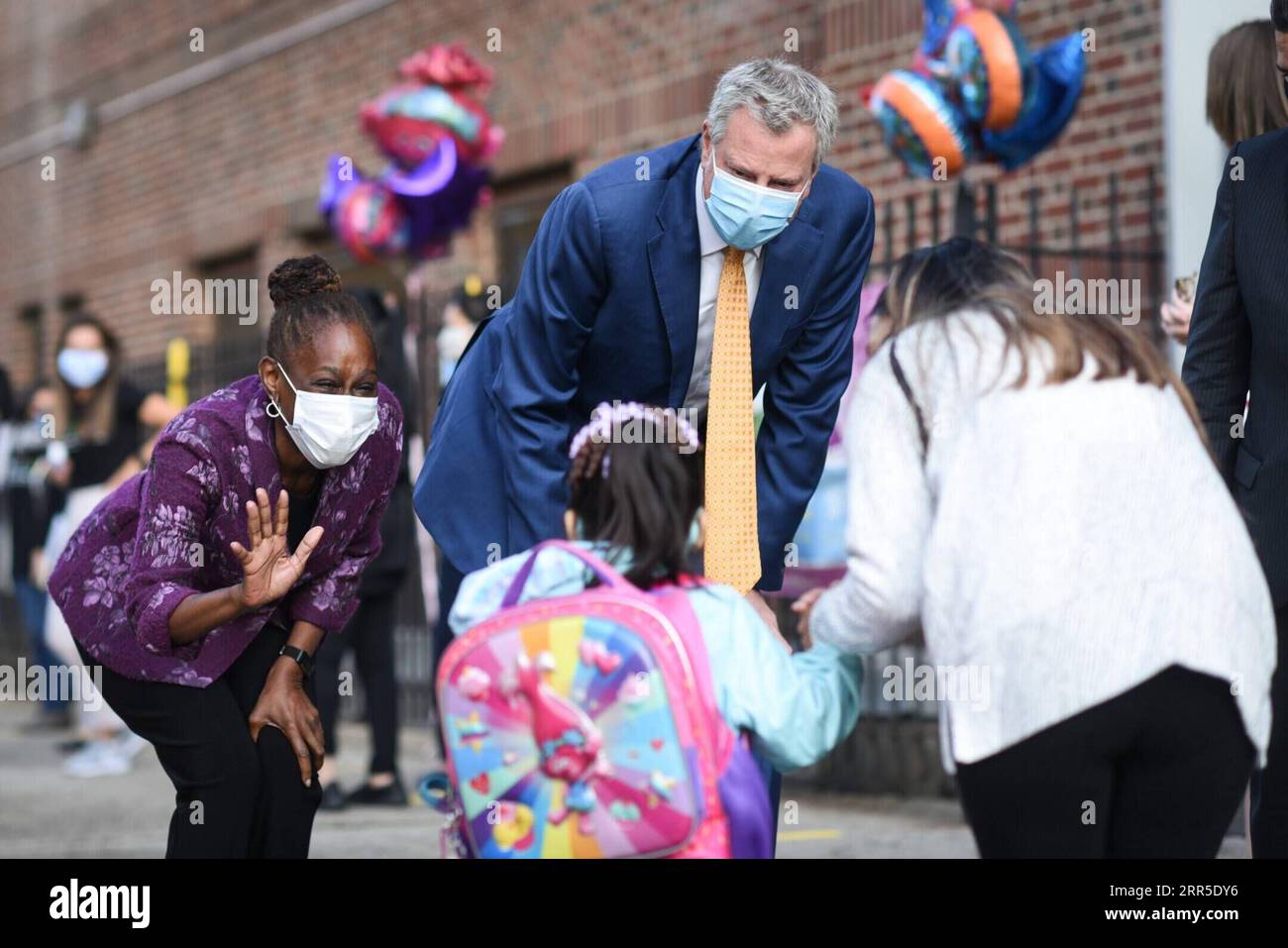 210102 -- NEW YORK, le 2 janvier 2021 -- une photo prise le 21 septembre 2020 montre que le maire de New York Bill de Blasio C et son épouse Chirlane McCray 1st L accueillent des élèves pré-K de retour à l'école au Mosaic Pre-K Center dans le Queens, New York, aux États-Unis. Le maire de New York, Bill de Blasio, a tweeté le 2 janvier 2021 pour promouvoir 42 photos publiées par le bureau du maire sous le titre de 2020-NYC l année en photos, dont au moins 12 concernent la lutte contre la pandémie de COVID-19. Photo par /document via Xinhua POUR ALLER AVEC la bataille pandémique mis en évidence dans la collection de photos du maire de New York pour 2020 États-Unis-NEW y Banque D'Images