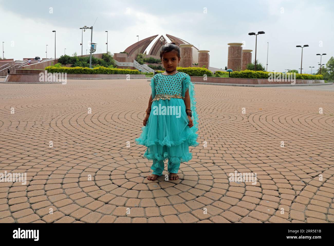 Jeune fille au Monument du Pakistan à Islamabad Banque D'Images