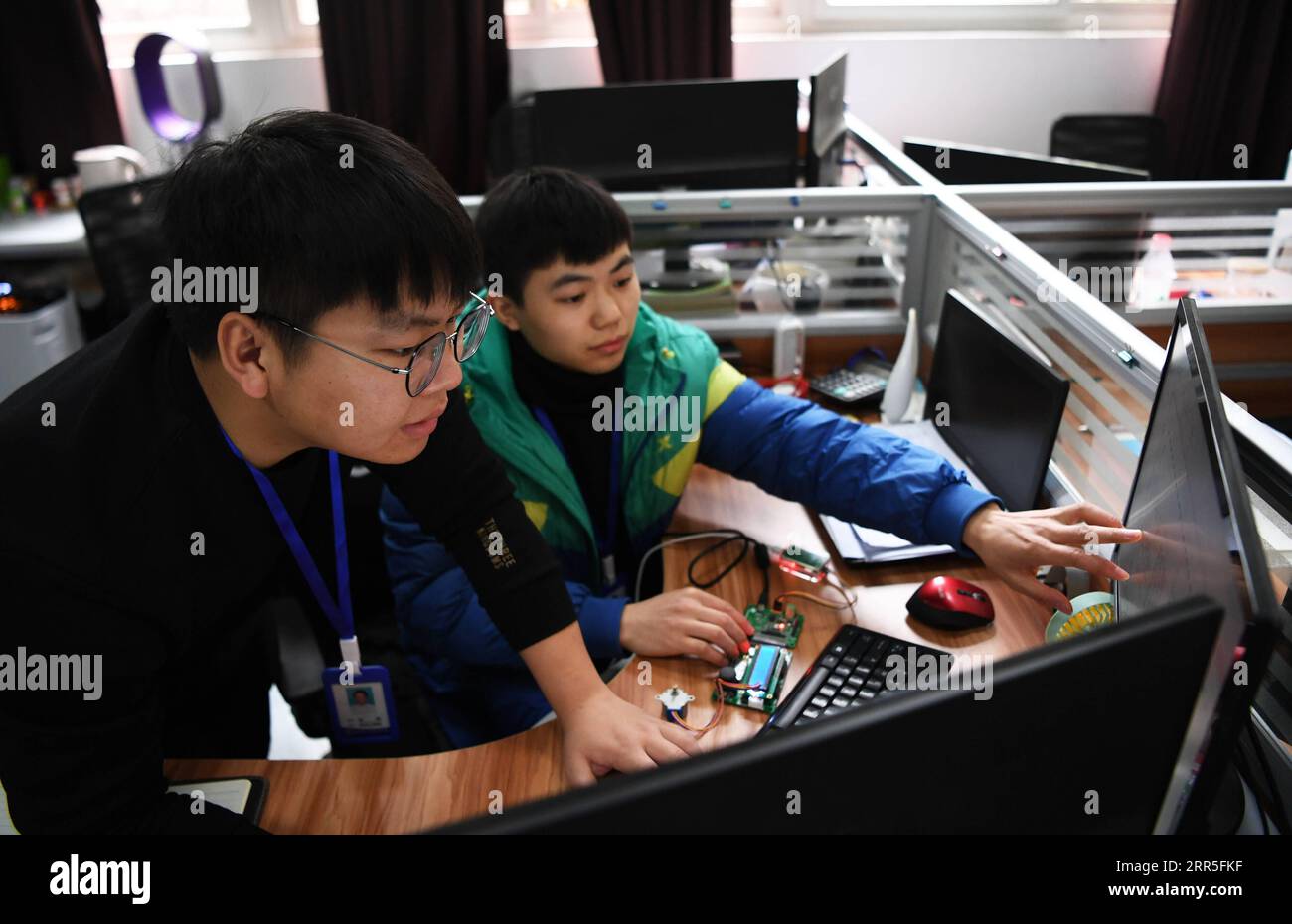 210105 -- CHONGQING, le 5 janvier 2021 -- Liang Pan L et l'entraîneur ...