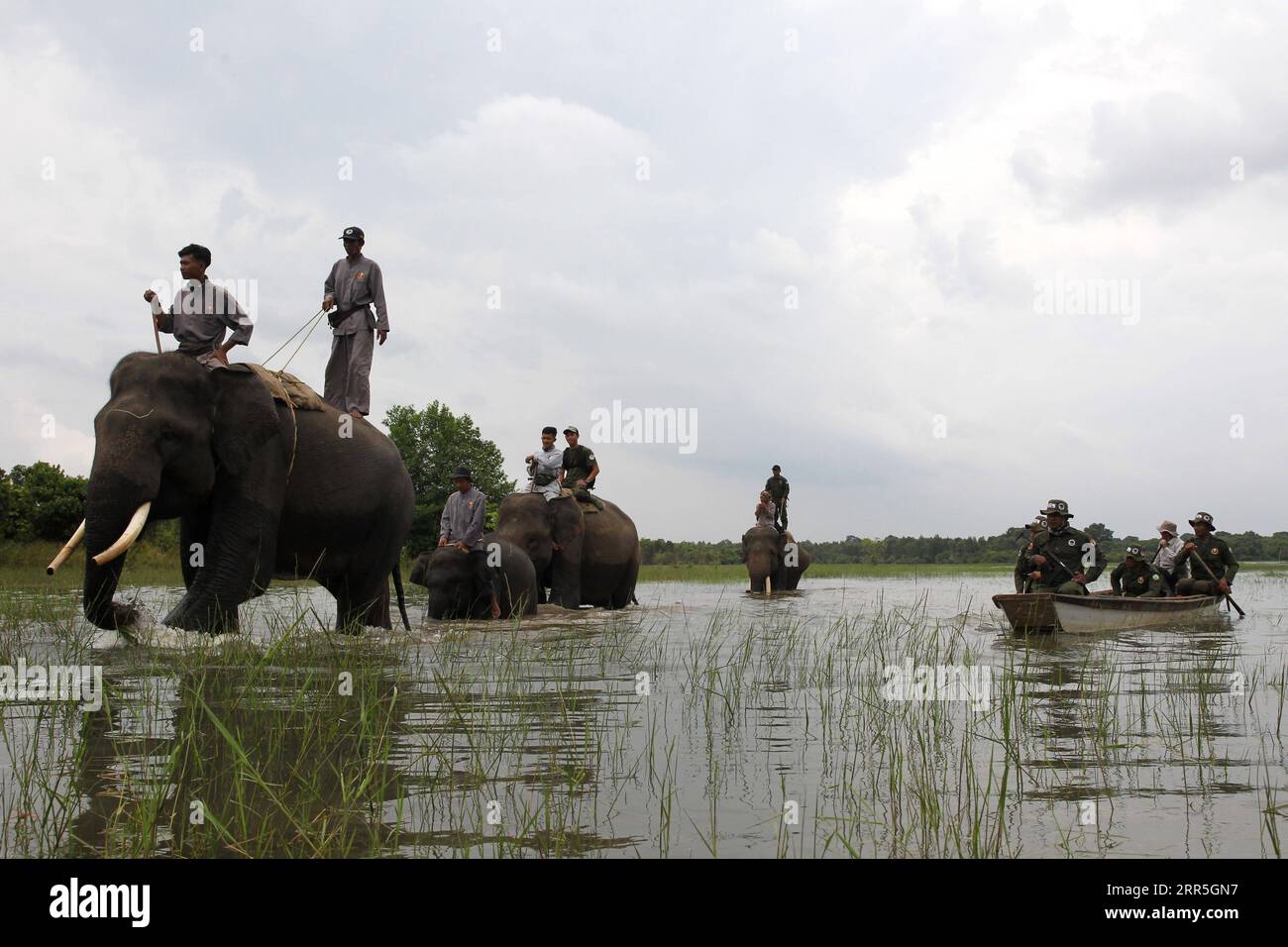 210107 -- BEIJING, le 7 janvier 2021 -- les gardes forestiers marchent dans l'eau lors d'une patrouille régulière au parc national Way Kambas à Lampung, en Indonésie, le 6 janvier 2021. Photo de /Xinhua XINHUA PHOTOS DU JOUR DasrilxRoszandi PUBLICATIONxNOTxINxCHN Banque D'Images