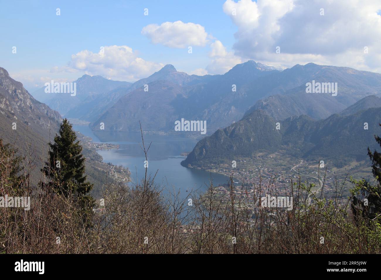 Une vue sur le lac d'Idro en hiver dans les montagnes de la Valle Sabbia - Brescia Banque D'Images