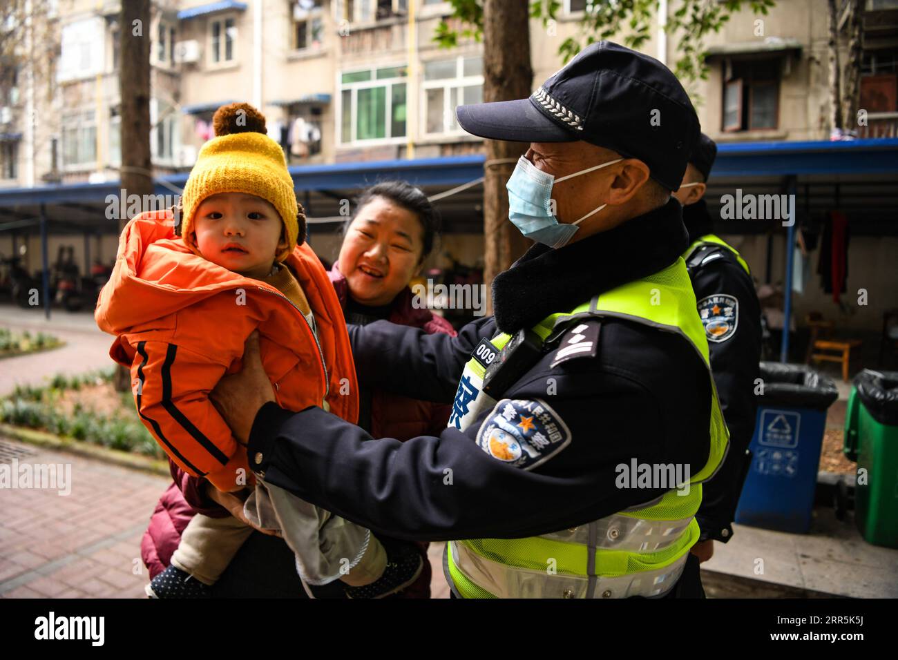 210109 -- CHENGDU, le 9 janvier 2021 -- Qiao ZhibingR tient un enfant dans une zone résidentielle de Chengdu, dans la province du Sichuan du sud-ouest de la Chine, le 8 janvier 2021. Le 10 janvier 2021 marque la première Journée de la police du peuple chinois en Chine, mais pour Qiao Zhibing, un policier de 59 ans du commissariat de police de la rue Jiangxi de la branche du district de Wuhou du Bureau de la sécurité publique de Chengdu, ce sera son dernier jour de police puisqu’il prendra sa retraite à l’âge de 60 ans en juin de cette année. Alors que la Journée de la police du peuple chinois approche, des collègues du poste de police ont organisé un petit forum d'adieu pour lui afin de le remercier pour son travail acharné pour le public s. Banque D'Images