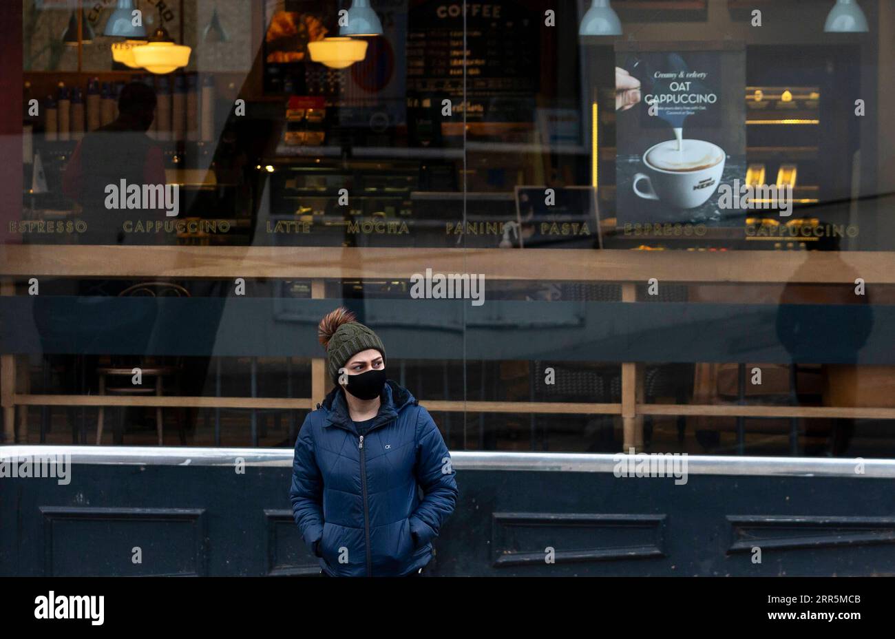 210110 -- LONDRES, le 10 janvier 2021 -- Une femme portant un masque facial marche dans une rue de Londres, Grande-Bretagne, le 10 janvier 2021. Les décès liés au coronavirus en Grande-Bretagne ont dépassé 80 000 samedi avec 1 035 autres signalés dans le pays. BRETAGNE-LONDRES-COVID-19-CAS HanxYan PUBLICATIONxNOTxINxCHN Banque D'Images