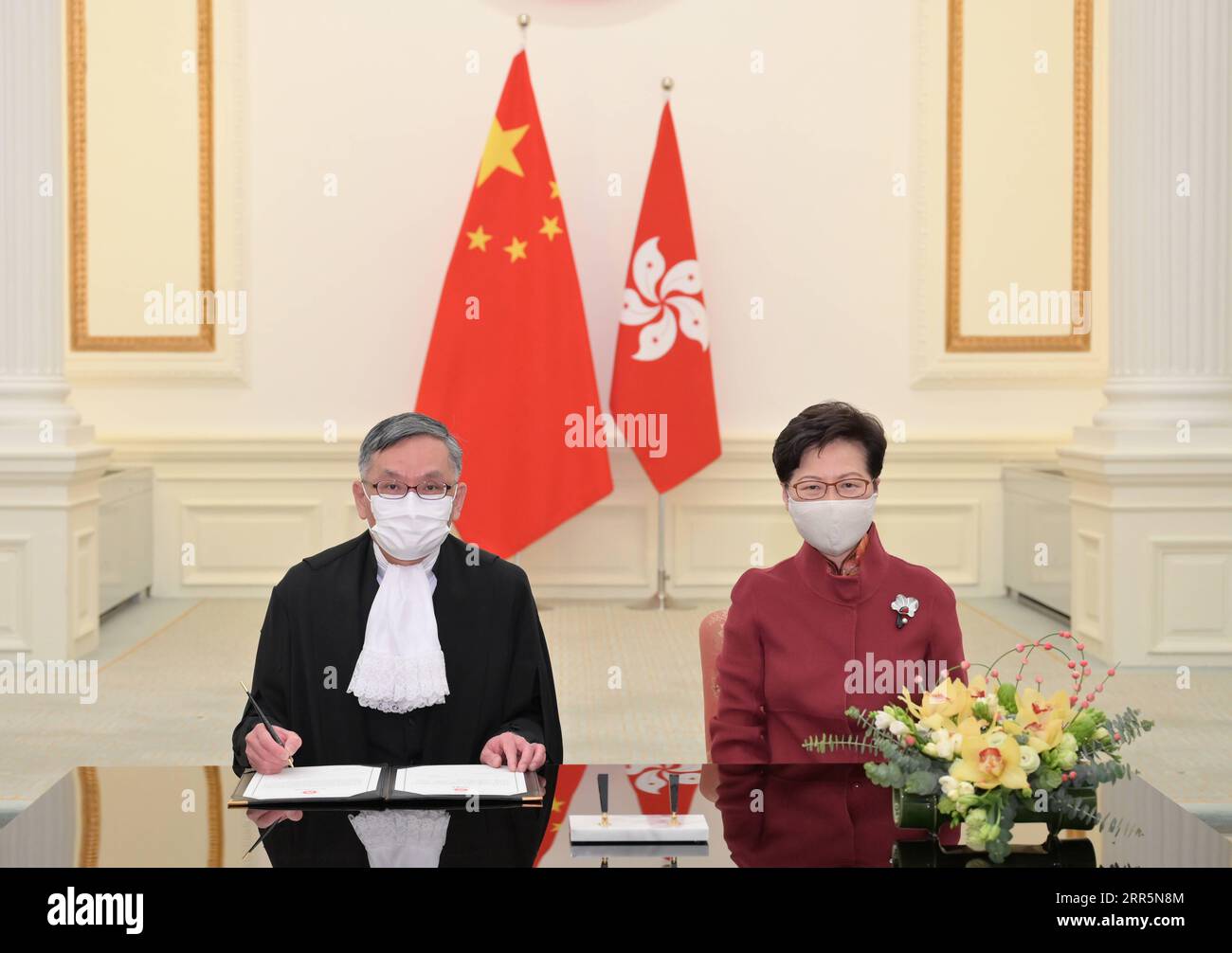 Hongkong, Vereidigung von Richter Andrew Cheung Kui-nung mit Carrie Lam 210111 -- HONG KONG, 11 janvier 2021 -- Andrew Cheung Kui-nung L est assermenté au Government House, administré par Carrie Lam, directrice générale de la région administrative spéciale de Hong Kong, en tant que nouveau juge en chef de la Cour d'appel final de la RASHK, à Hong Kong, Chine méridionale, le 11 janvier 2021. Andrew Cheung Kui-nung, le nouveau juge en chef de la Cour d appel suprême de la RAS de Hong Kong de Chine, a prêté serment lundi. Cheung, succédant à Geoffrey Ma Tao-li, prêta serment judiciaire à la Government House, administrée par la HKSAR CH Banque D'Images