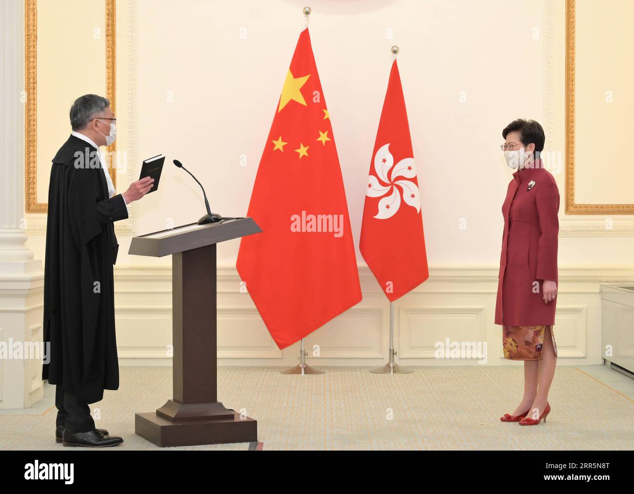 Actualités Bilder des Tages Hongkong, Vereidigung von Richter Andrew Cheung Kui-nung mit Carrie Lam 210111 -- HONG KONG, 11 janvier 2021 -- Andrew Cheung Kui-nung L est assermenté au Government House, administré par Carrie Lam, directrice générale de la région administrative spéciale de Hong Kong, en tant que nouveau juge en chef de la Cour d'appel final de la RASHK, à Hong Kong, Chine méridionale, le 11 janvier 2021. Andrew Cheung Kui-nung, le nouveau juge en chef de la Cour d appel suprême de la RAS de Hong Kong de Chine, a prêté serment lundi. Cheung, succédant à Geoffrey Ma Tao-li, prêta serment judiciaire à Government House, admini Banque D'Images