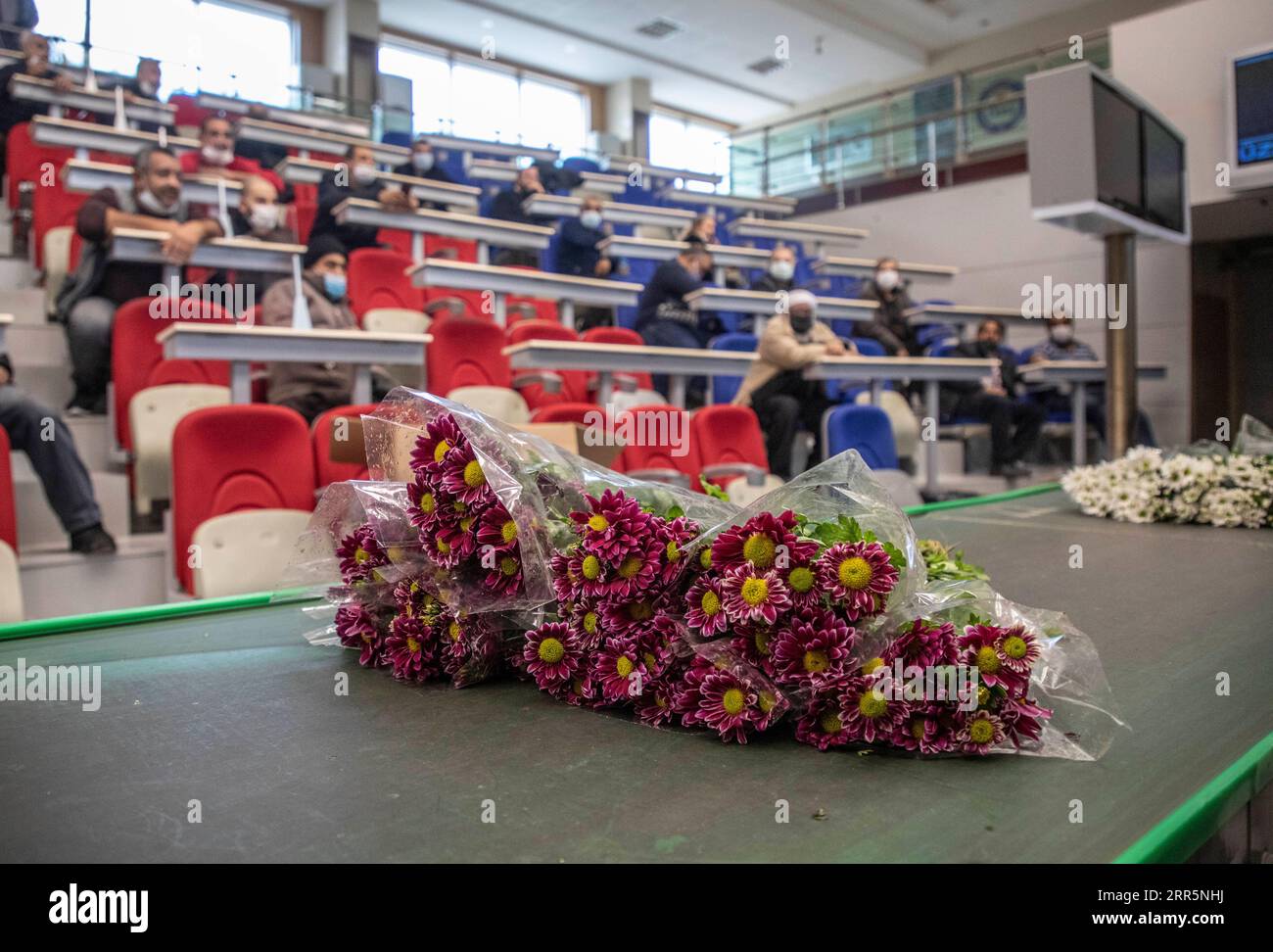 210112 -- ISTANBUL, 12 janvier 2021 -- des vendeurs sélectionnent des fleurs dans un centre de vente aux enchères et de commerce de fleurs à Istanbul, Turquie, le 11 janvier 2021. Les représentants du secteur floral de la Turquie ont déclaré lundi que l industrie envisage de devenir un centre de production et de commercialisation dans l ère post-pandémie avec des chiffres d exportation en expansion. La Turquie a réussi à exporter des fleurs d’une valeur de 107 millions de dollars américains vers plus de 80 pays en 2020 malgré les conditions difficiles de la pandémie de COVID-19, selon les derniers chiffres sectoriels. POUR ALLER AVEC Roundup : les yeux du secteur floral de la Turquie deviennent le centre de production dans l'ère post-pandémique Banque D'Images