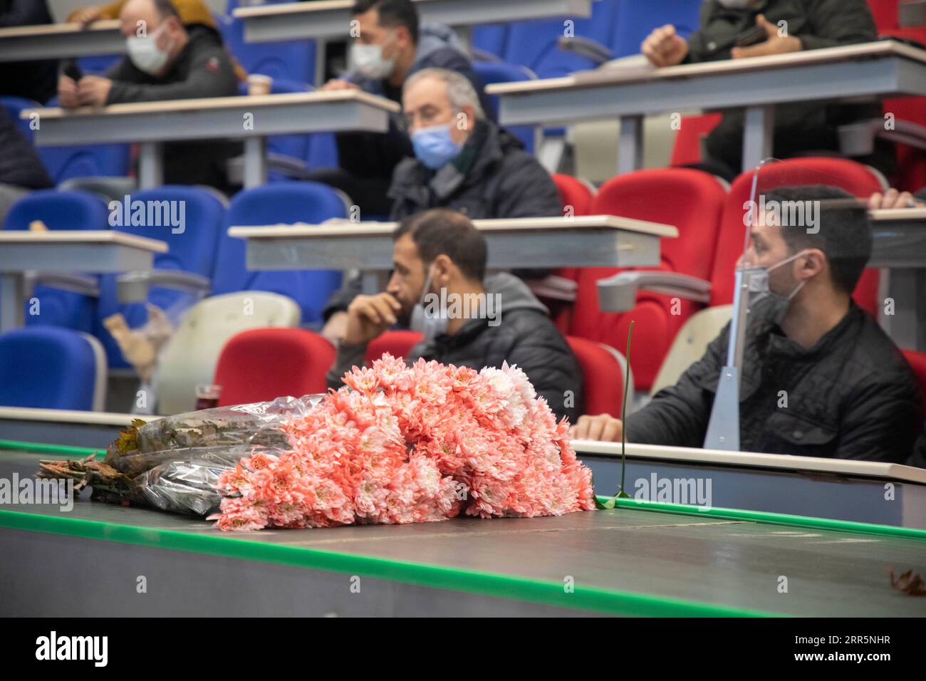 210112 -- ISTANBUL, 12 janvier 2021 -- des vendeurs sélectionnent des fleurs dans un centre de vente aux enchères et de commerce de fleurs à Istanbul, Turquie, le 11 janvier 2021. Les représentants du secteur floral de la Turquie ont déclaré lundi que l industrie envisage de devenir un centre de production et de commercialisation dans l ère post-pandémie avec des chiffres d exportation en expansion. La Turquie a réussi à exporter des fleurs d’une valeur de 107 millions de dollars américains vers plus de 80 pays en 2020 malgré les conditions difficiles de la pandémie de COVID-19, selon les derniers chiffres sectoriels. POUR ALLER AVEC Roundup : les yeux du secteur floral de la Turquie deviennent le centre de production dans l'ère post-pandémique Banque D'Images