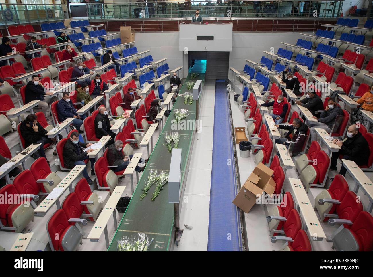 210112 -- ISTANBUL, 12 janvier 2021 -- des vendeurs sélectionnent des fleurs dans un centre de vente aux enchères et de commerce de fleurs à Istanbul, Turquie, le 11 janvier 2021. Les représentants du secteur floral de la Turquie ont déclaré lundi que l industrie envisage de devenir un centre de production et de commercialisation dans l ère post-pandémie avec des chiffres d exportation en expansion. La Turquie a réussi à exporter des fleurs d’une valeur de 107 millions de dollars américains vers plus de 80 pays en 2020 malgré les conditions difficiles de la pandémie de COVID-19, selon les derniers chiffres sectoriels. POUR ALLER AVEC Roundup : les yeux du secteur floral de la Turquie deviennent le centre de production dans l'ère post-pandémique Banque D'Images