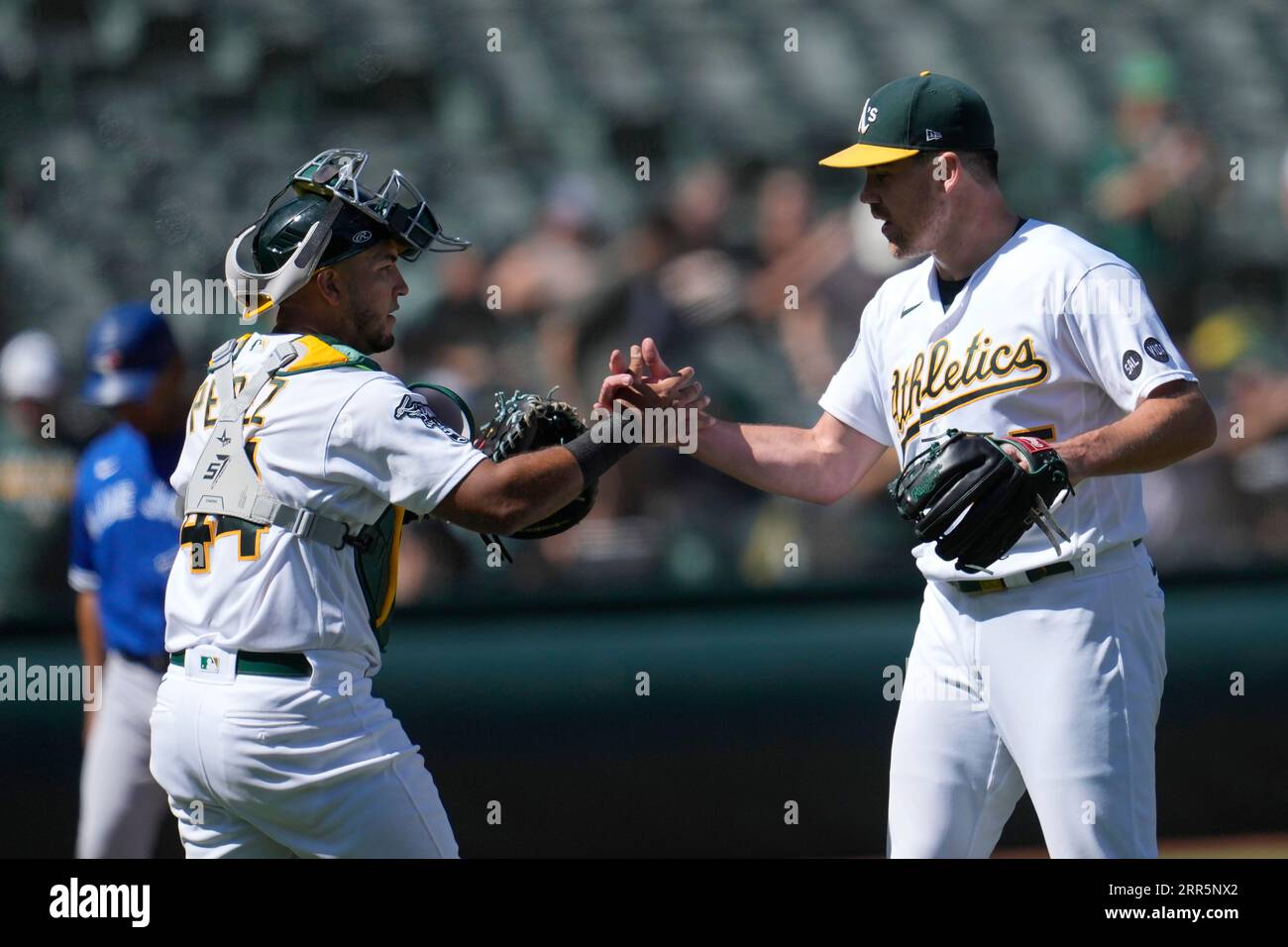Oakland Athletics catcher Carlos Perez, left, celebrates with pitcher Trevor May after the Athletics defeated the Toronto Blue Jays in a baseball game in Oakland, Calif., Wednesday, Sept. 6, 2023. (AP Photo/Jeff Chiu) Banque D'Images