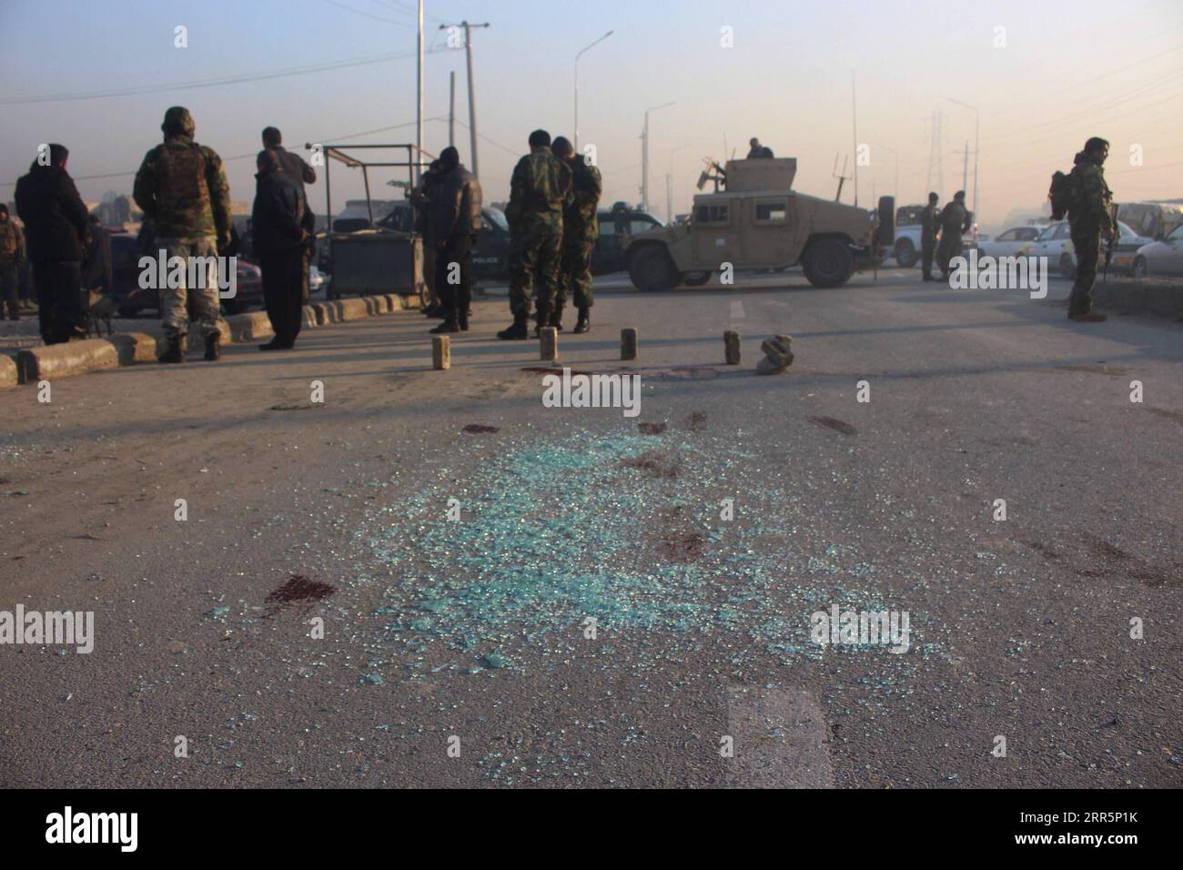 Actualités Bilder des Tages 210112 -- MAZAR-i-SHARIF, 12 janvier 2021 -- une photo prise le 12 janvier 2021 montre le site d'une fusillade dans le district de police 5 de Mazar-i-Sharif, capitale de la province septentrionale de Balkh, en Afghanistan. Trois personnes ont été assassinées dans deux fusillades distinctes en Afghanistan mardi, la dernière d'une série d'assassinats ciblés dans le pays, ont confirmé les autorités. Photo de /Xinhua AFGHANISTAN-BALKH-ATTAQUE KawaxBasharat PUBLICATIONxNOTxINxCHN Banque D'Images