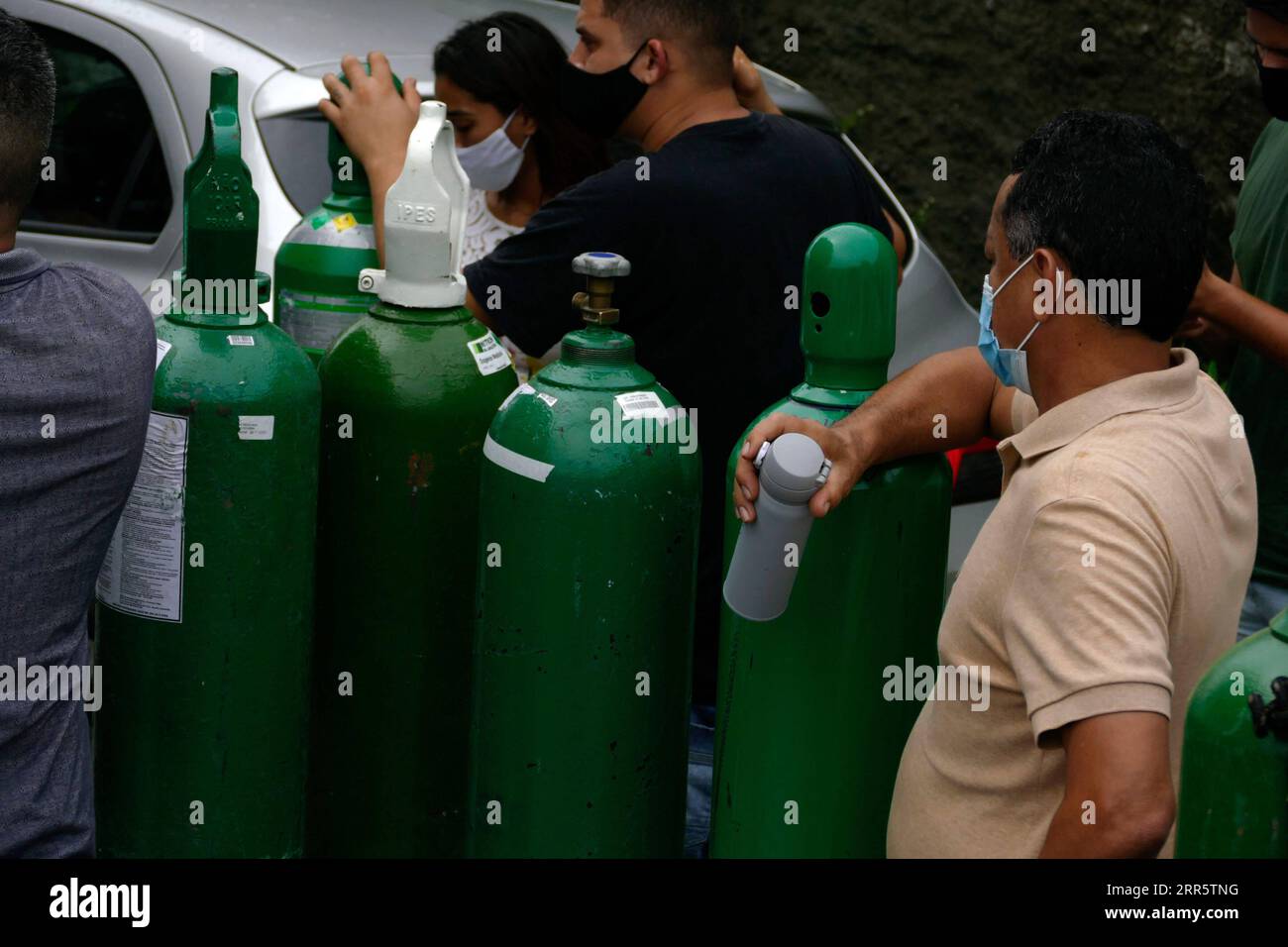 210116 -- MANAUS , le 16 janvier 2021 -- des gens font la queue pour acheter de l'oxygène dans une usine d'oxygène à Manaus, Amazonas, Brésil, le 15 janvier 2021. L État d Amazonas, dans le nord du Brésil, a décidé d envoyer 235 patients hospitalisés pour COVID-19 dans d autres États alors que son système de santé était tendu à la limite, a déclaré jeudi le gouverneur Wilson Lima. Les hôpitaux de Manaus, la capitale de l'État, sont bondés et manquent de l'oxygène nécessaire pour traiter les patients infectés, a-t-il déclaré. Photo de /Xinhua BRAZIL-COVID-19-OXYGÈNE-MANQUE SANDROXPEREIRA PUBLICATIONxNOTxINxCHN Banque D'Images