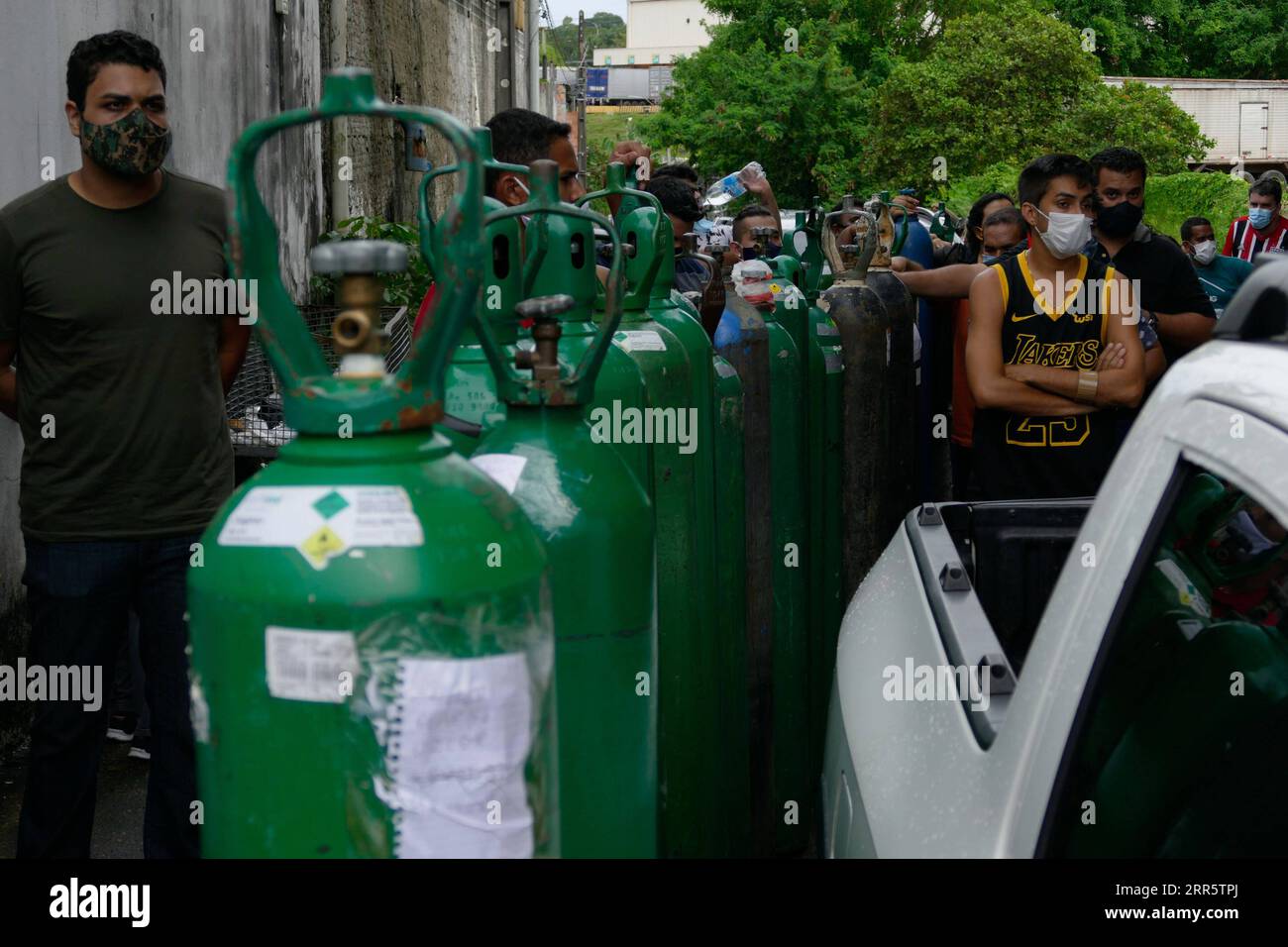 210116 -- MANAUS , le 16 janvier 2021 -- des gens font la queue pour acheter de l'oxygène dans une usine d'oxygène à Manaus, Amazonas, Brésil, le 15 janvier 2021. L État d Amazonas, dans le nord du Brésil, a décidé d envoyer 235 patients hospitalisés pour COVID-19 dans d autres États alors que son système de santé était tendu à la limite, a déclaré jeudi le gouverneur Wilson Lima. Les hôpitaux de Manaus, la capitale de l'État, sont bondés et manquent de l'oxygène nécessaire pour traiter les patients infectés, a-t-il déclaré. Photo de /Xinhua BRAZIL-COVID-19-OXYGÈNE-MANQUE SANDROXPEREIRA PUBLICATIONxNOTxINxCHN Banque D'Images