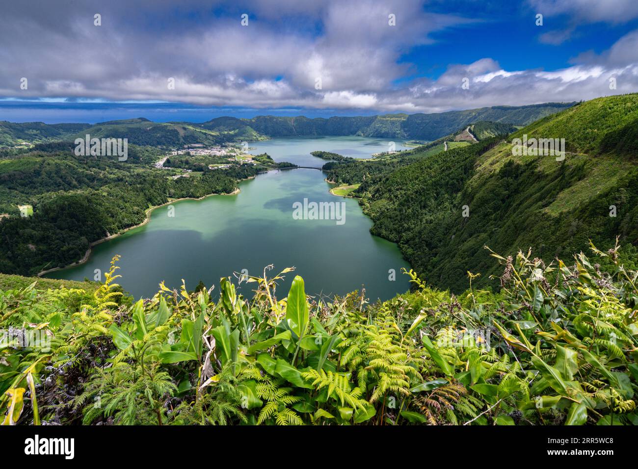 Les lacs jumeaux de Sete Cidades à l'intérieur du cratère massif d'un stratovolcanique dormant à Sao Miguel, Açores, Portugal. Les lacs connus sous le nom de Blue Lake et Green Lake montrent des couleurs différentes en raison de la réflexion des soleils. Banque D'Images
