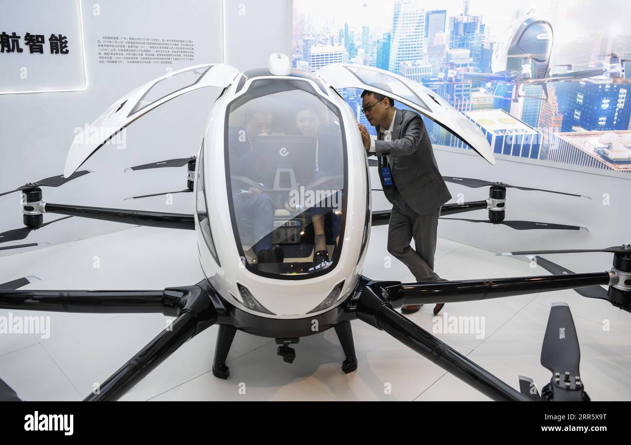 210118 -- PÉKIN, le 18 janvier 2021 -- les visiteurs découvrent un avion autonome exposé lors d'une exposition lors de la China 5G Industrial Internet Conference à Wuhan, dans la province du Hubei, au centre de la Chine, le 19 novembre 2020. Le PIB du produit intérieur brut de la Chine a dépassé le seuil de 100 billions de yuans 15,42 billions de dollars américains, car il a affiché une expansion de 2,3 pour cent d'une année sur l'autre à 101,5986 billions de yuans en 2020, les données du Bureau national des statistiques ont montré lundi. CHINE-ÉCONOMIE-ANNÉE 2020 CN ChengxMin PUBLICATIONxNOTxINxCHN Banque D'Images