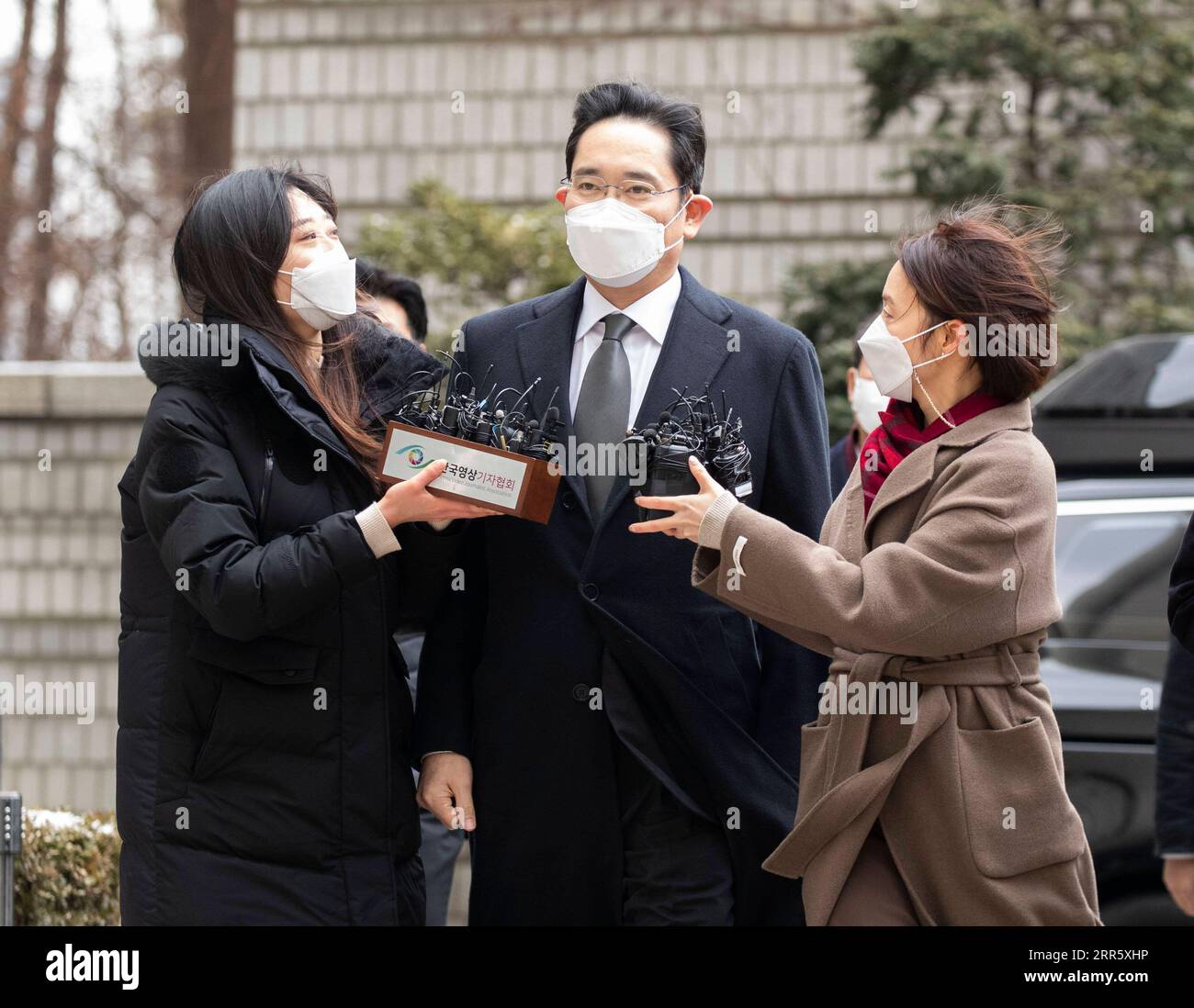 210118 -- SÉOUL, le 18 janvier 2021 -- Lee Jae-yong C, vice-président de Samsung Electronics, arrive à la haute Cour de Séoul, en Corée du Sud, le 18 janvier 2021. La haute Cour de Séoul a condamné Lee, un héritier apparent du plus grand conglomérat familial sud-coréen Samsung Group, à deux ans et demi de prison pour corruption, y compris corruption. Photo de /Xinhua SOUTH KOREA-SEOUL-SAMSUNG-LEE JAE-YONG-SENTENCE LeexSang-ho PUBLICATIONxNOTxINxCHN Banque D'Images