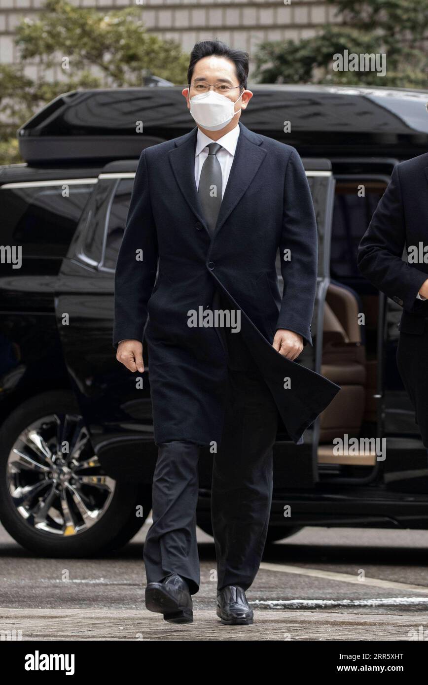 210118 -- SÉOUL, le 18 janvier 2021 -- Lee Jae-yong, vice-président de Samsung Electronics, arrive à la haute Cour de Séoul, en Corée du Sud, le 18 janvier 2021. La haute Cour de Séoul a condamné Lee, un héritier apparent du plus grand conglomérat familial sud-coréen Samsung Group, à deux ans et demi de prison pour corruption, y compris corruption. Photo de /Xinhua SOUTH KOREA-SEOUL-SAMSUNG-LEE JAE-YONG-SENTENCE LeexSang-ho PUBLICATIONxNOTxINxCHN Banque D'Images