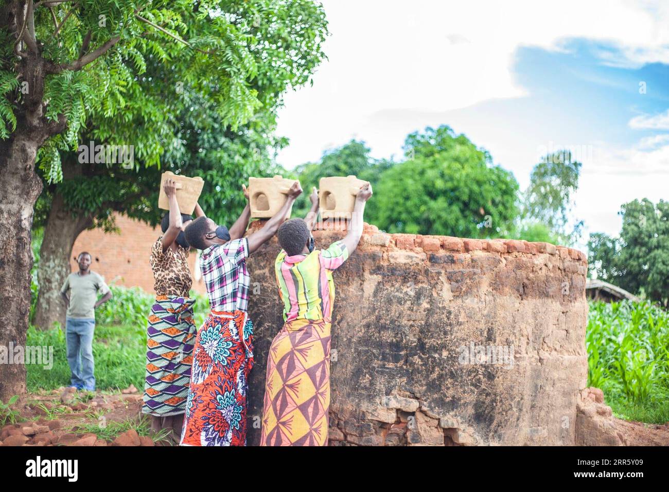 210118 -- NTCHEU MALAWI, 18 janvier 2021 -- des femmes montrent comment elles solidifient des cuisinières écoénergétiques à Ntcheu, Malawi, le 15 janvier 2021. Comme moyen de préserver l ' environnement au Malawi, les membres des communautés sont engagés dans la fabrication de poêles économes en combustible en argile qui est utilisée pour la cuisine domestique et le chauffage. En retour, les gens qui produisent des poêles dans les communautés gagnent beaucoup d'argent sur les ventes. Photo de /Xinhua TO GO WITH Feature : les communautés rurales du Malawi bénéficient de fourneaux économes en énergie MALAWI-NTCHEU-FOURNEAUX ÉCONOMES EN ÉNERGIE JosephxMizere PUBLICATIONxNOTxINxCHN Banque D'Images