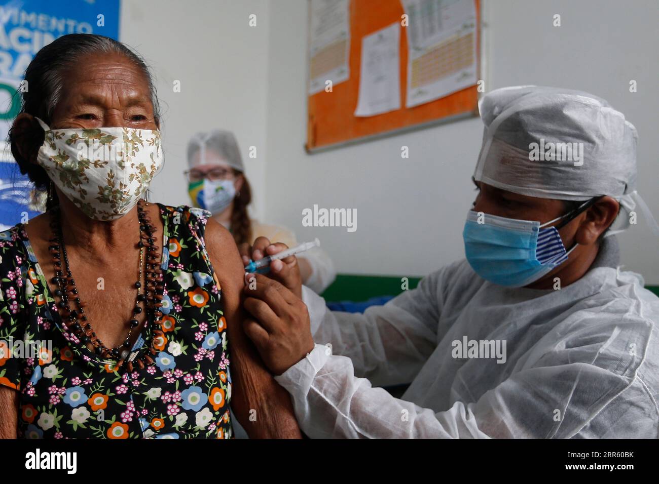 210120 -- AMAZONAS, le 20 janvier 2021 -- Une femme reçoit une dose du vaccin chinois COVID-19 dans la ville de Tabatinga, dans l'État d'Amazonas, au Brésil, le 19 janvier 2021. Le Brésil a lancé une campagne de vaccination de masse contre la pandémie de COVID-19 dans tous les États à partir de 5:00 h lundi heure locale 2000 h GMT. Dès lundi après-midi, tous les États devraient avoir reçu leurs doses du vaccin CoronaVac développé par le laboratoire chinois Sinovac en collaboration avec l'Institut Butantan de Sao Paulo, l'un des principaux centres de recherche scientifique au monde. Photo de /Xinhua BRAZIL-AMAZONAS-COVID- Banque D'Images