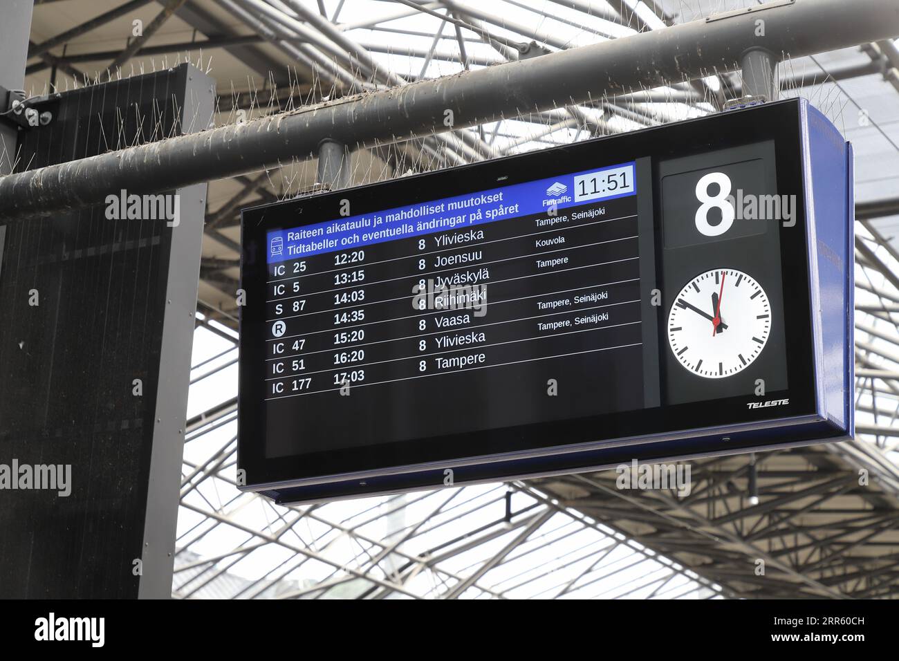 Helsinki, Finlande - 5 septembre 2023 : panneau d'information avec horaires pour les trains au départ du quai 8 à la gare d'Helsinki. Banque D'Images