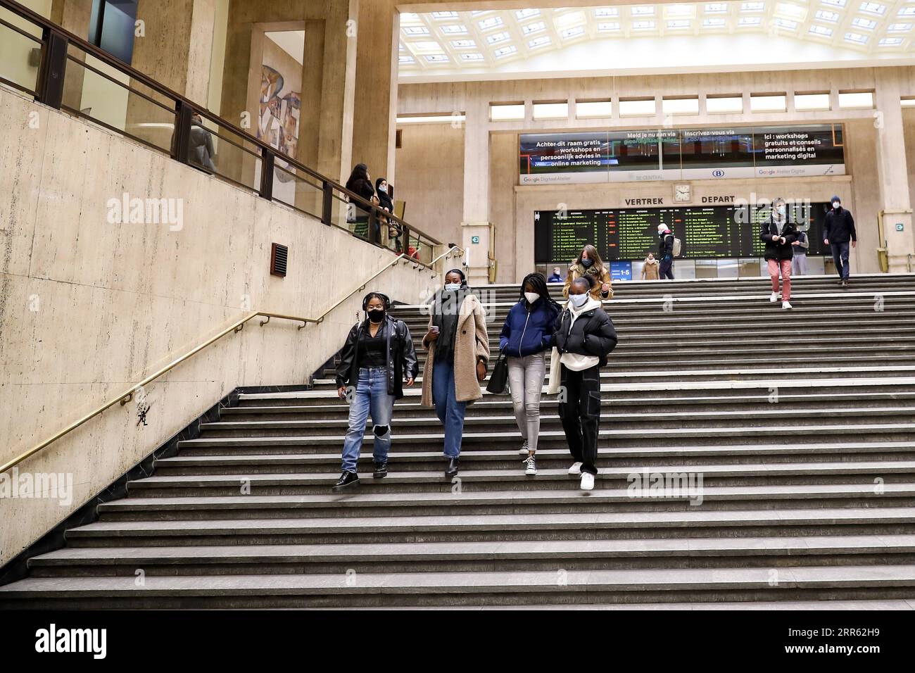 210123 -- BRUXELLES, le 23 janvier 2021 -- des passagers sont vus à la gare centrale de Bruxelles, Belgique, le 22 janvier 2021. La Belgique commencera à interdire les voyages non essentiels depuis ou vers le pays à partir du 27 janvier, a annoncé vendredi le Premier ministre Alexander de Croo. L'interdiction sera valable jusqu'en mars 1. BELGIQUE-BRUXELLES-COVID-19-INTERDICTION DE VOYAGER ZhangxCheng PUBLICATIONxNOTxINxCHN Banque D'Images