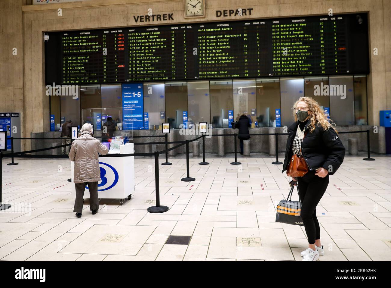 210123 -- BRUXELLES, le 23 janvier 2021 -- des passagers sont vus à la gare centrale de Bruxelles, Belgique, le 22 janvier 2021. La Belgique commencera à interdire les voyages non essentiels depuis ou vers le pays à partir du 27 janvier, a annoncé vendredi le Premier ministre Alexander de Croo. L'interdiction sera valable jusqu'en mars 1. BELGIQUE-BRUXELLES-COVID-19-INTERDICTION DE VOYAGER ZhangxCheng PUBLICATIONxNOTxINxCHN Banque D'Images