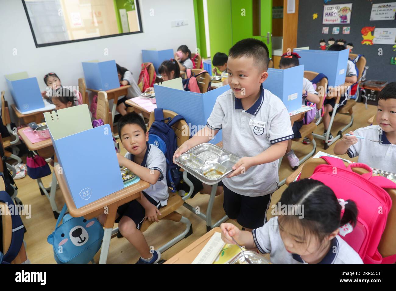 210127 -- PÉKIN, le 27 janvier 2021 -- Un élève est en route pour rendre son assiette vide dans une école primaire du district de Changning à Shanghai, dans l'est de la Chine, le 2 septembre 2020. Une campagne nationale Clear Your plate prend de l'ampleur dans tout le pays, en ligne et hors ligne. Des affiches et des slogans anti-gaspillage alimentaire sont apposés sur les murs de nombreux restaurants, et les écoles et les universités ont également rejoint les efforts pour lutter contre le gaspillage alimentaire. La Chine a placé la protection de l ' environnement au cœur de ses considérations politiques et a accompli des progrès notables dans la poursuite de la croissance verte. Les efforts déployés pour adopter un mode de vie écologique cont Banque D'Images