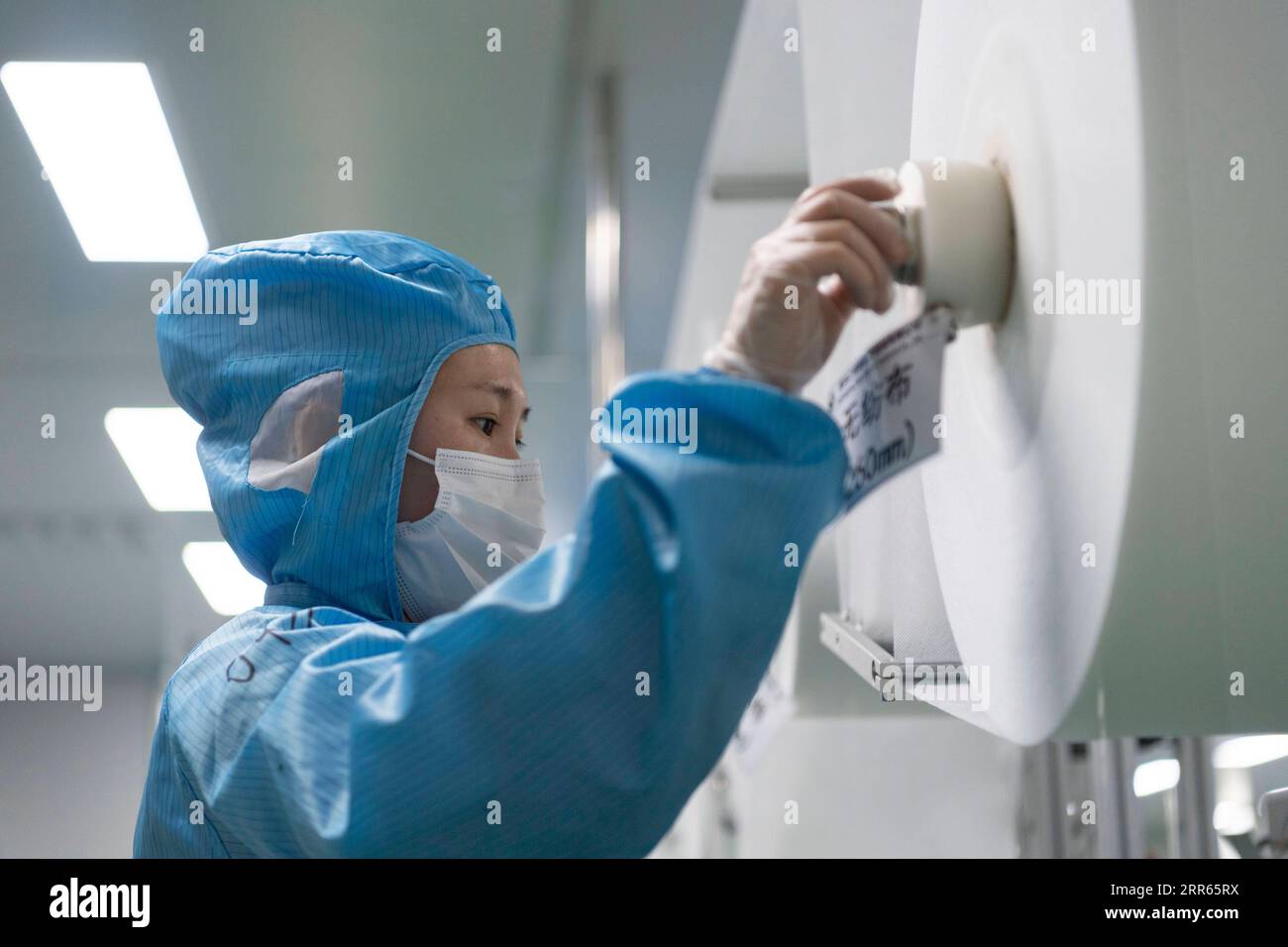 210127 -- HARBIN, le 27 janvier 2021 -- des membres du personnel travaillent dans un atelier d'une société de fournitures médicales à Harbin, dans la province du Heilongjiang du nord-est de la Chine, le 27 janvier 2021. Alors que de nouveaux cas confirmés de COVID-19 ont été signalés dans la province du Heilongjiang depuis janvier, la demande de fournitures médicales augmente. Les autorités locales ont activement encouragé la production de fournitures médicales pour assurer les efforts de contrôle et de prévention de l'épidémie. CHINA-HEILONGJIANG-HARBIN-MEDICAL SUPPLY CN XIEXJIANFEI PUBLICATIONXNOTXINXCHN Banque D'Images