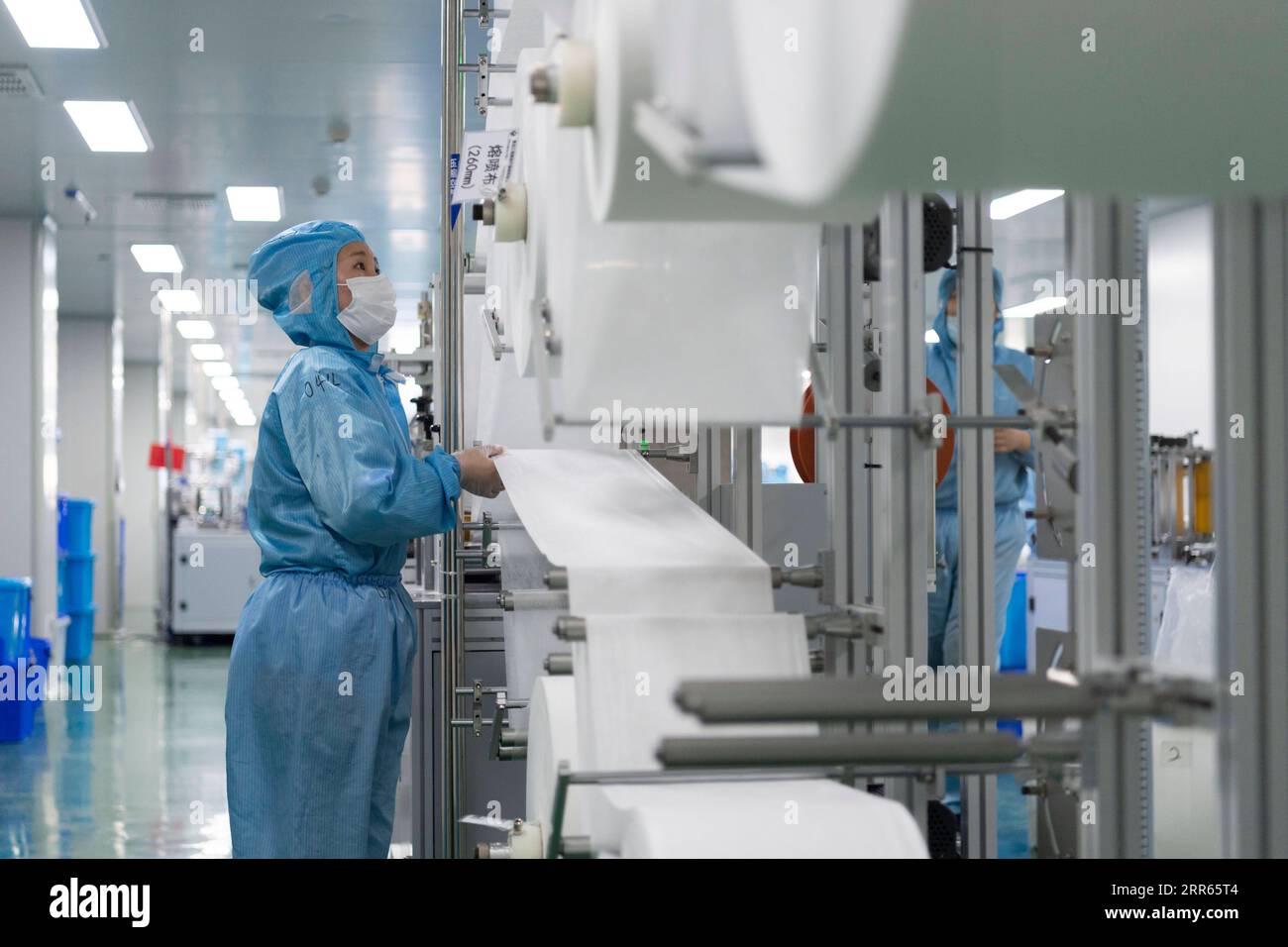 210127 -- HARBIN, le 27 janvier 2021 -- des membres du personnel travaillent dans un atelier d'une société de fournitures médicales à Harbin, dans la province du Heilongjiang du nord-est de la Chine, le 27 janvier 2021. Alors que de nouveaux cas confirmés de COVID-19 ont été signalés dans la province du Heilongjiang depuis janvier, la demande de fournitures médicales augmente. Les autorités locales ont activement encouragé la production de fournitures médicales pour assurer les efforts de contrôle et de prévention de l'épidémie. CHINA-HEILONGJIANG-HARBIN-MEDICAL SUPPLY CN XIEXJIANFEI PUBLICATIONXNOTXINXCHN Banque D'Images