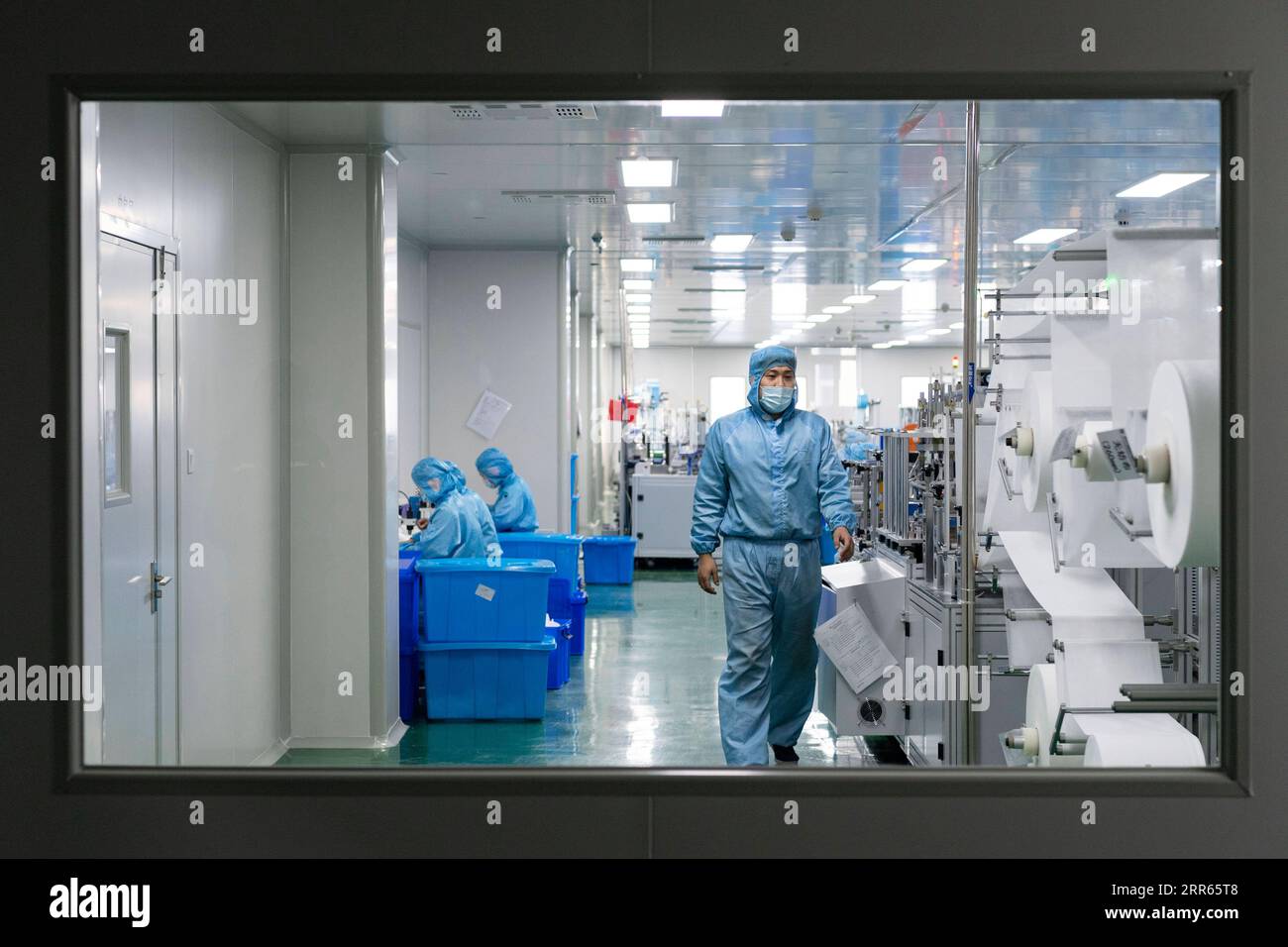 210127 -- HARBIN, le 27 janvier 2021 -- des membres du personnel travaillent dans un atelier d'une société de fournitures médicales à Harbin, dans la province du Heilongjiang du nord-est de la Chine, le 27 janvier 2021. Alors que de nouveaux cas confirmés de COVID-19 ont été signalés dans la province du Heilongjiang depuis janvier, la demande de fournitures médicales augmente. Les autorités locales ont activement encouragé la production de fournitures médicales pour assurer les efforts de contrôle et de prévention de l'épidémie. CHINA-HEILONGJIANG-HARBIN-MEDICAL SUPPLY CN XIEXJIANFEI PUBLICATIONXNOTXINXCHN Banque D'Images