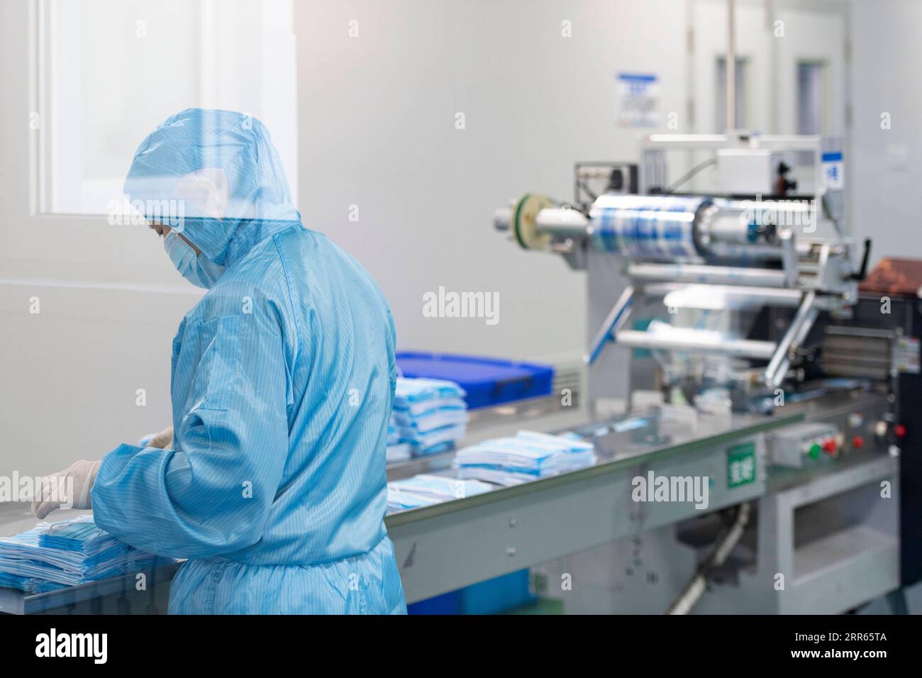 210127 -- HARBIN, 27 janvier 2021 -- un membre du personnel travaille dans un atelier de masques faciaux d'une société de fournitures médicales à Harbin, dans la province du Heilongjiang du nord-est de la Chine, le 27 janvier 2021. Alors que de nouveaux cas confirmés de COVID-19 ont été signalés dans la province du Heilongjiang depuis janvier, la demande de fournitures médicales augmente. Les autorités locales ont activement encouragé la production de fournitures médicales pour assurer les efforts de contrôle et de prévention de l'épidémie. CHINA-HEILONGJIANG-HARBIN-MEDICAL SUPPLY CN XIEXJIANFEI PUBLICATIONXNOTXINXCHN Banque D'Images