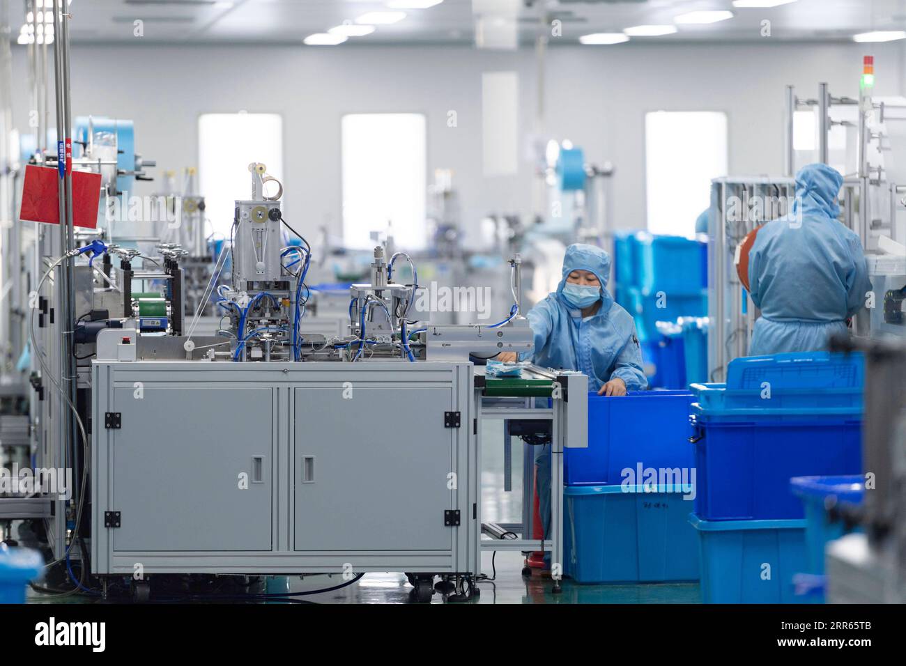 210127 -- HARBIN, le 27 janvier 2021 -- des membres du personnel travaillent dans un atelier de masques faciaux d'une société de fournitures médicales à Harbin, dans la province du Heilongjiang du nord-est de la Chine, le 27 janvier 2021. Alors que de nouveaux cas confirmés de COVID-19 ont été signalés dans la province du Heilongjiang depuis janvier, la demande de fournitures médicales augmente. Les autorités locales ont activement encouragé la production de fournitures médicales pour assurer les efforts de contrôle et de prévention de l'épidémie. CHINA-HEILONGJIANG-HARBIN-MEDICAL SUPPLY CN XIEXJIANFEI PUBLICATIONXNOTXINXCHN Banque D'Images