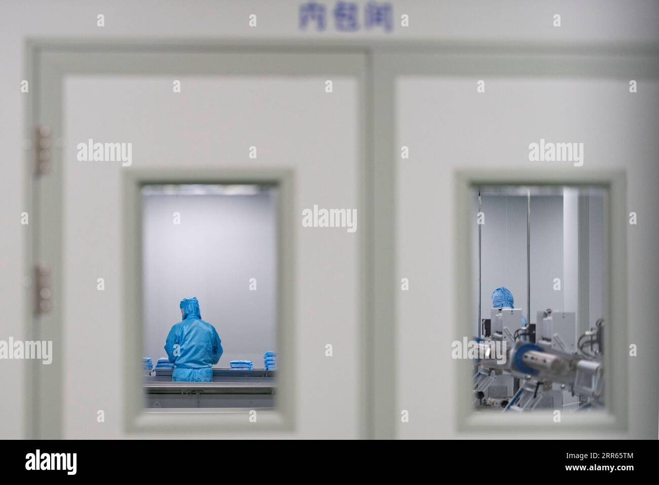 210127 -- HARBIN, le 27 janvier 2021 -- des membres du personnel travaillent dans un atelier d'une société de fournitures médicales à Harbin, dans la province du Heilongjiang du nord-est de la Chine, le 27 janvier 2021. Alors que de nouveaux cas confirmés de COVID-19 ont été signalés dans la province du Heilongjiang depuis janvier, la demande de fournitures médicales augmente. Les autorités locales ont activement encouragé la production de fournitures médicales pour assurer les efforts de contrôle et de prévention de l'épidémie. CHINA-HEILONGJIANG-HARBIN-MEDICAL SUPPLY CN XIEXJIANFEI PUBLICATIONXNOTXINXCHN Banque D'Images