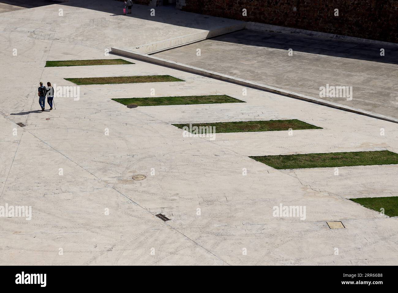 Regardant vers le bas dans la grande zone ouverte de la Plaza de Armas, Groupe monumental de la fortification des murs royaux à Ceuta, Espagne, avril 2023. Banque D'Images