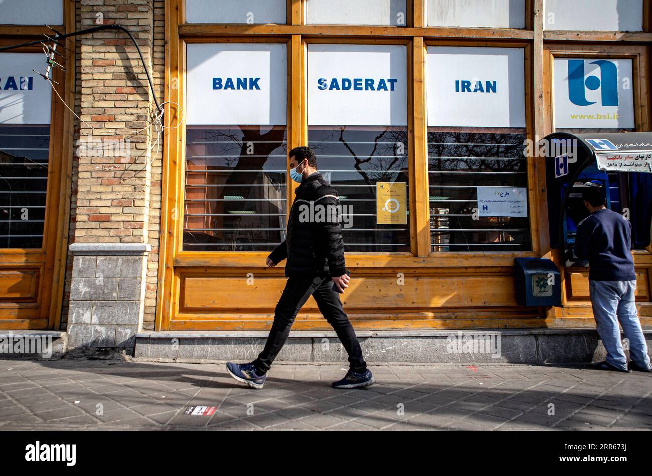 210129 -- TÉHÉRAN, le 29 janvier 2021 -- Un homme passe devant une banque iranienne à Téhéran, Iran, le 28 janvier 2021. L'Iran attend des États-Unis qu'ils lèvent rapidement les sanctions sur le secteur bancaire iranien, afin qu'ils puissent accéder à leurs propres actifs à l'étranger pour lutter contre l'épidémie de COVID-19, a déclaré mardi le porte-parole du gouvernement iranien. Photo de /Xinhua IRAN-TÉHÉRAN-États-Unis-SANCTIONS AhmadxHalabisaz PUBLICATIONxNOTxINxCHN Banque D'Images