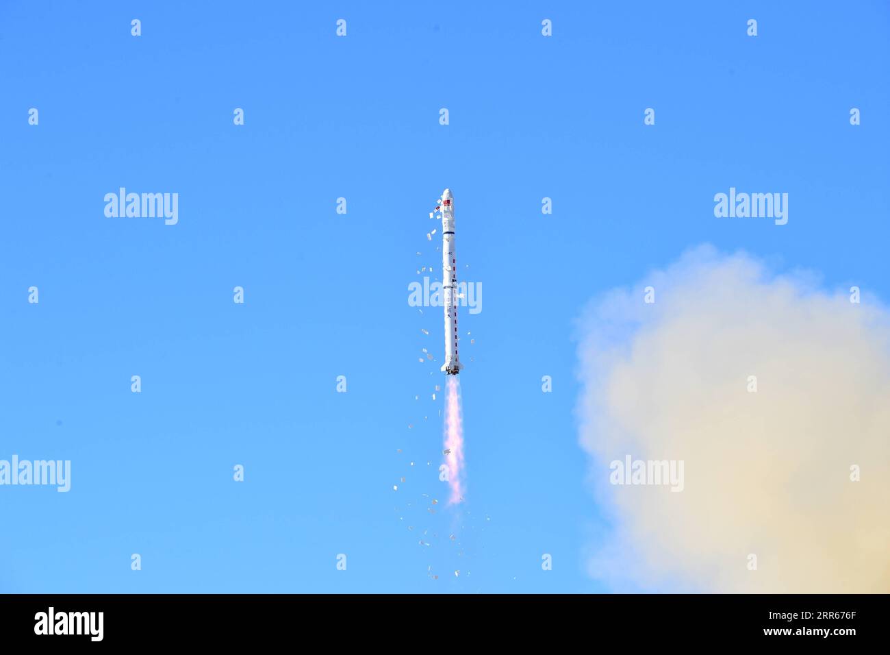 210129 -- JIUQUAN, le 29 janvier 2021 -- Une fusée long March-4C transportant le deuxième groupe de satellites chinois de télédétection Yaogan-31 explose depuis le centre de lancement de satellites de Jiuquan dans le nord-ouest de la Chine, le 29 janvier 2021. Photo de /Xinhua EyesonSciCHINA-JIUQUAN-SATELLITE-LAUNCH CN WangxJiangbo PUBLICATIONxNOTxINxCHN Banque D'Images