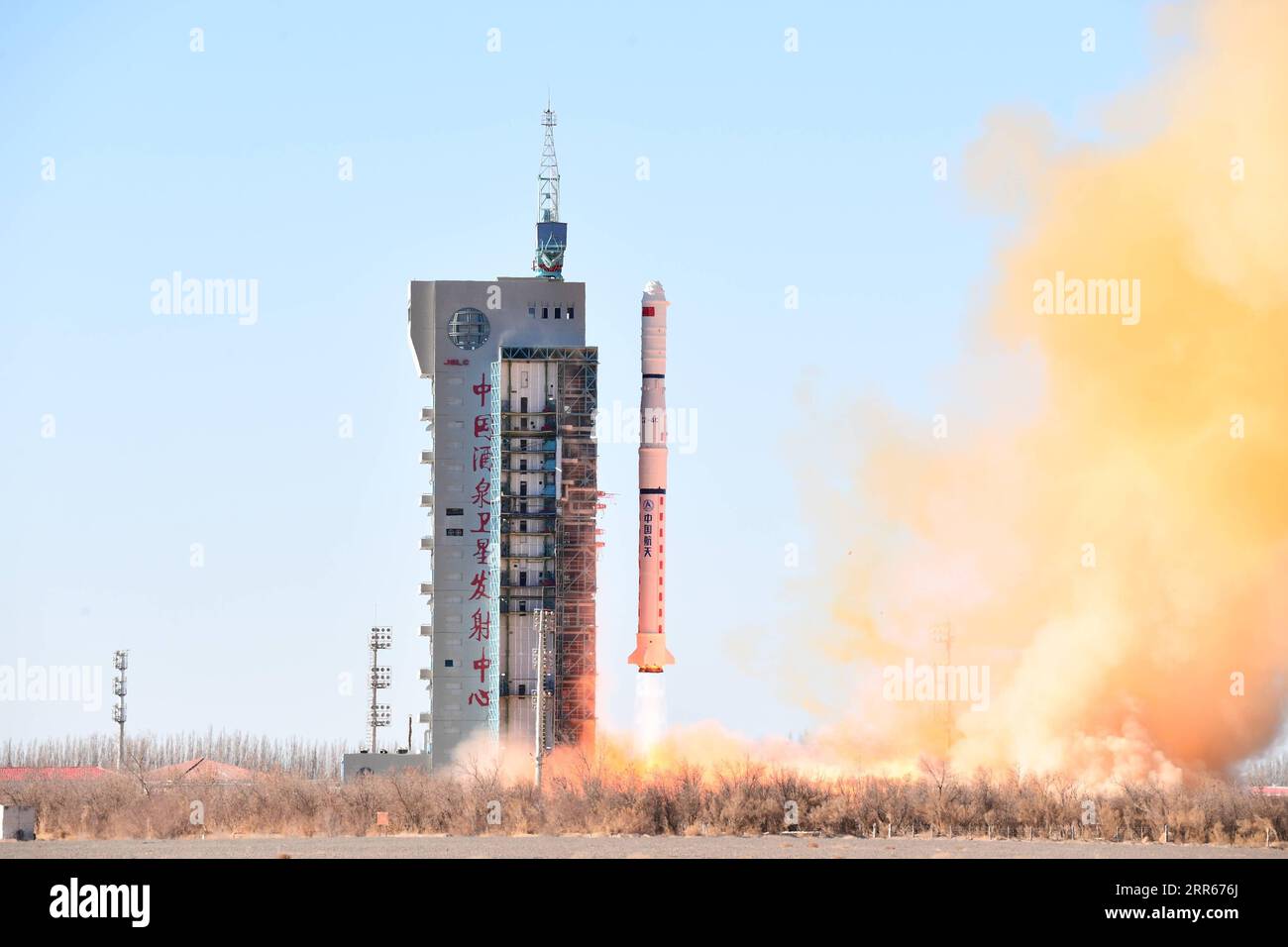 210129 -- JIUQUAN, le 29 janvier 2021 -- Une fusée long March-4C transportant le deuxième groupe de satellites chinois de télédétection Yaogan-31 explose depuis le centre de lancement de satellites de Jiuquan dans le nord-ouest de la Chine, le 29 janvier 2021. Photo de /Xinhua EyesonSciCHINA-JIUQUAN-SATELLITE-LAUNCH CN WangxJiangbo PUBLICATIONxNOTxINxCHN Banque D'Images