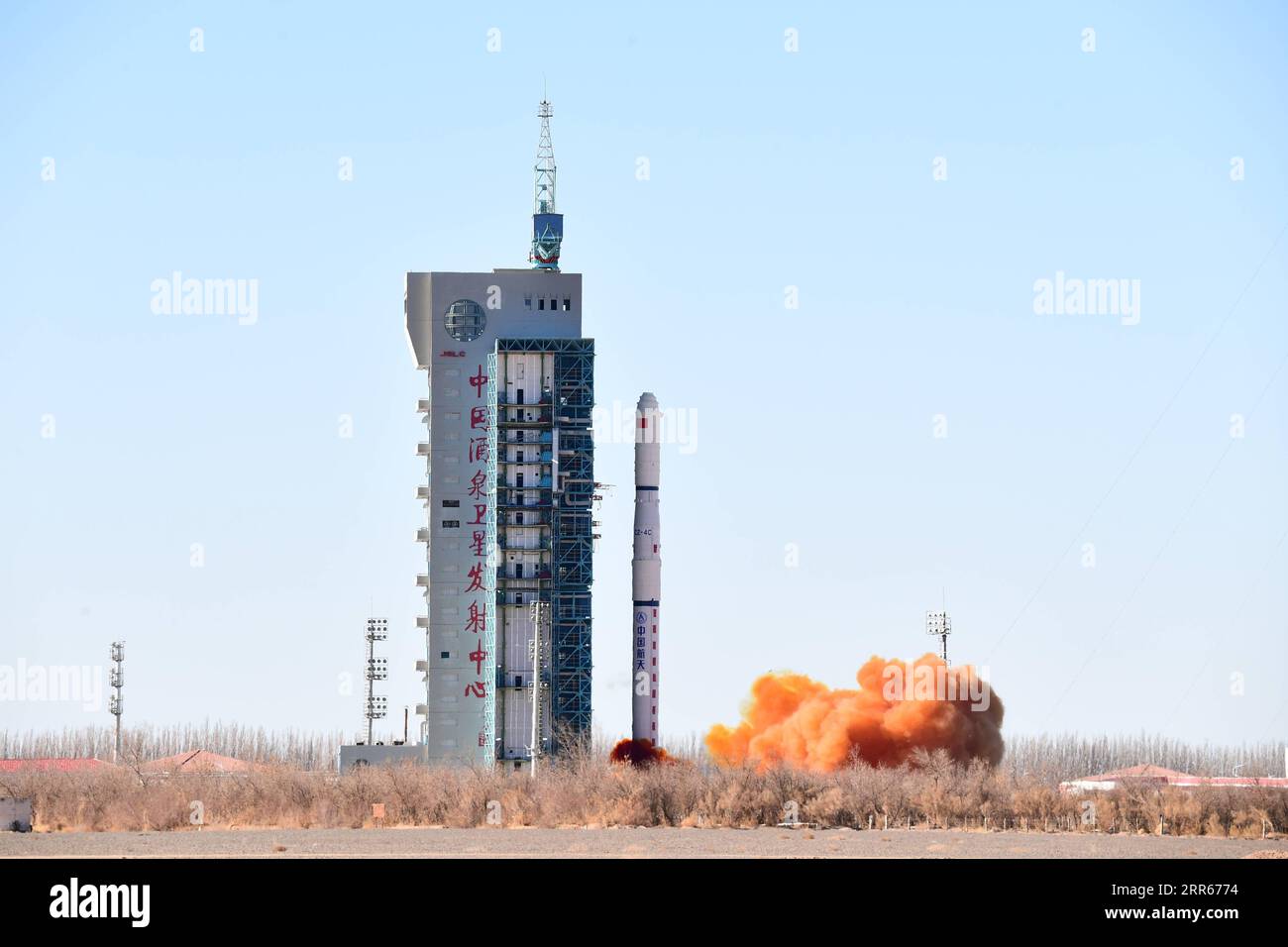 210129 -- JIUQUAN, le 29 janvier 2021 -- Une fusée long March-4C transportant le deuxième groupe de satellites chinois de télédétection Yaogan-31 explose depuis le centre de lancement de satellites de Jiuquan dans le nord-ouest de la Chine, le 29 janvier 2021. Photo de /Xinhua EyesonSciCHINA-JIUQUAN-SATELLITE-LAUNCH CN WangxJiangbo PUBLICATIONxNOTxINxCHN Banque D'Images