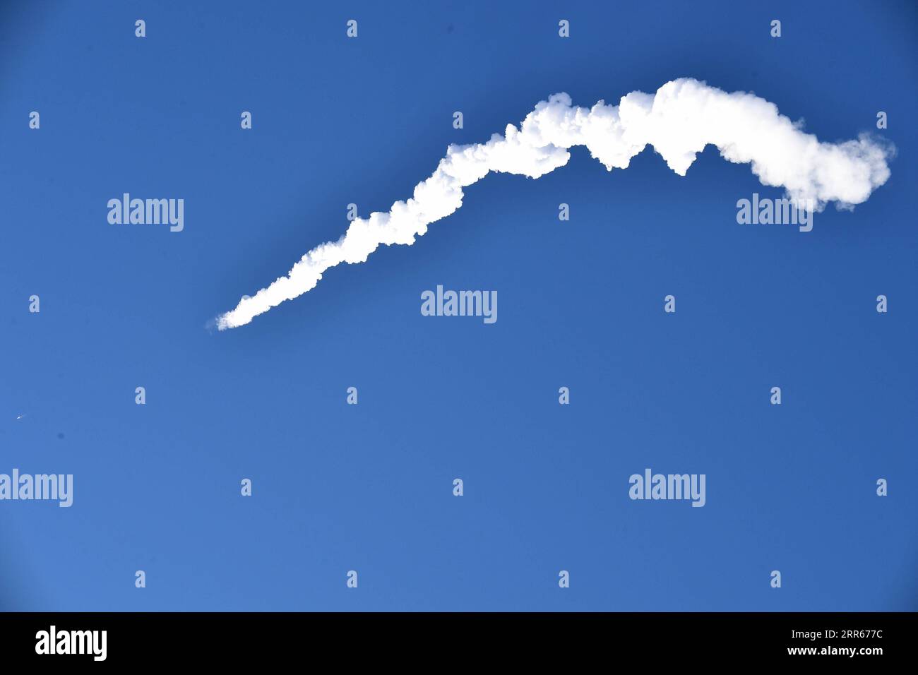 210129 -- JIUQUAN, le 29 janvier 2021 -- Une fusée long March-4C transportant le deuxième groupe de satellites chinois de télédétection Yaogan-31 explose depuis le centre de lancement de satellites de Jiuquan dans le nord-ouest de la Chine, le 29 janvier 2021. Photo de /Xinhua EyesonSciCHINA-JIUQUAN-SATELLITE-LAUNCH CN WangxJiangbo PUBLICATIONxNOTxINxCHN Banque D'Images