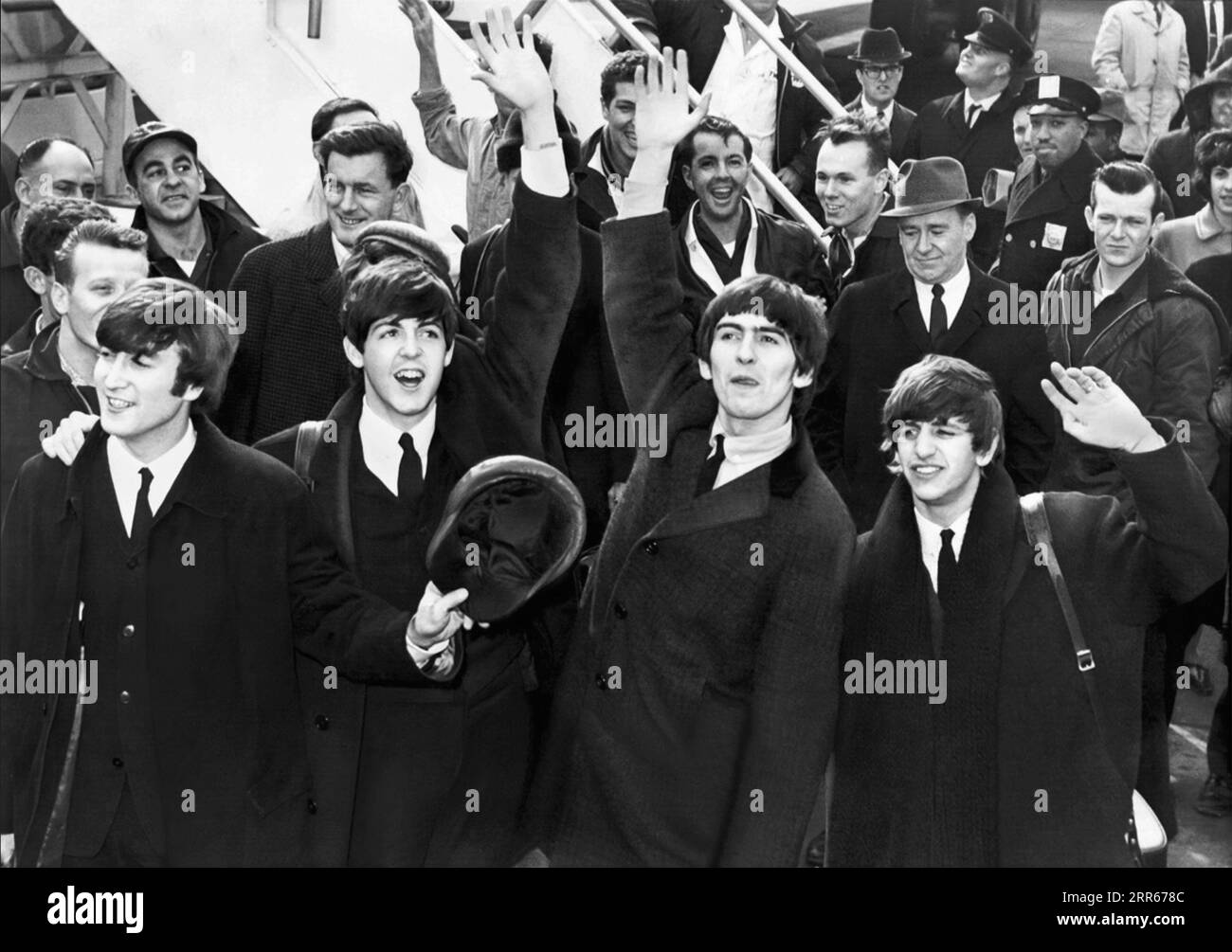 Les Beatles arrivent à l'aéroport Kennedy de New York le 7 février 1964, pour leur première visite aux États-Unis. (ÉTATS-UNIS) Banque D'Images