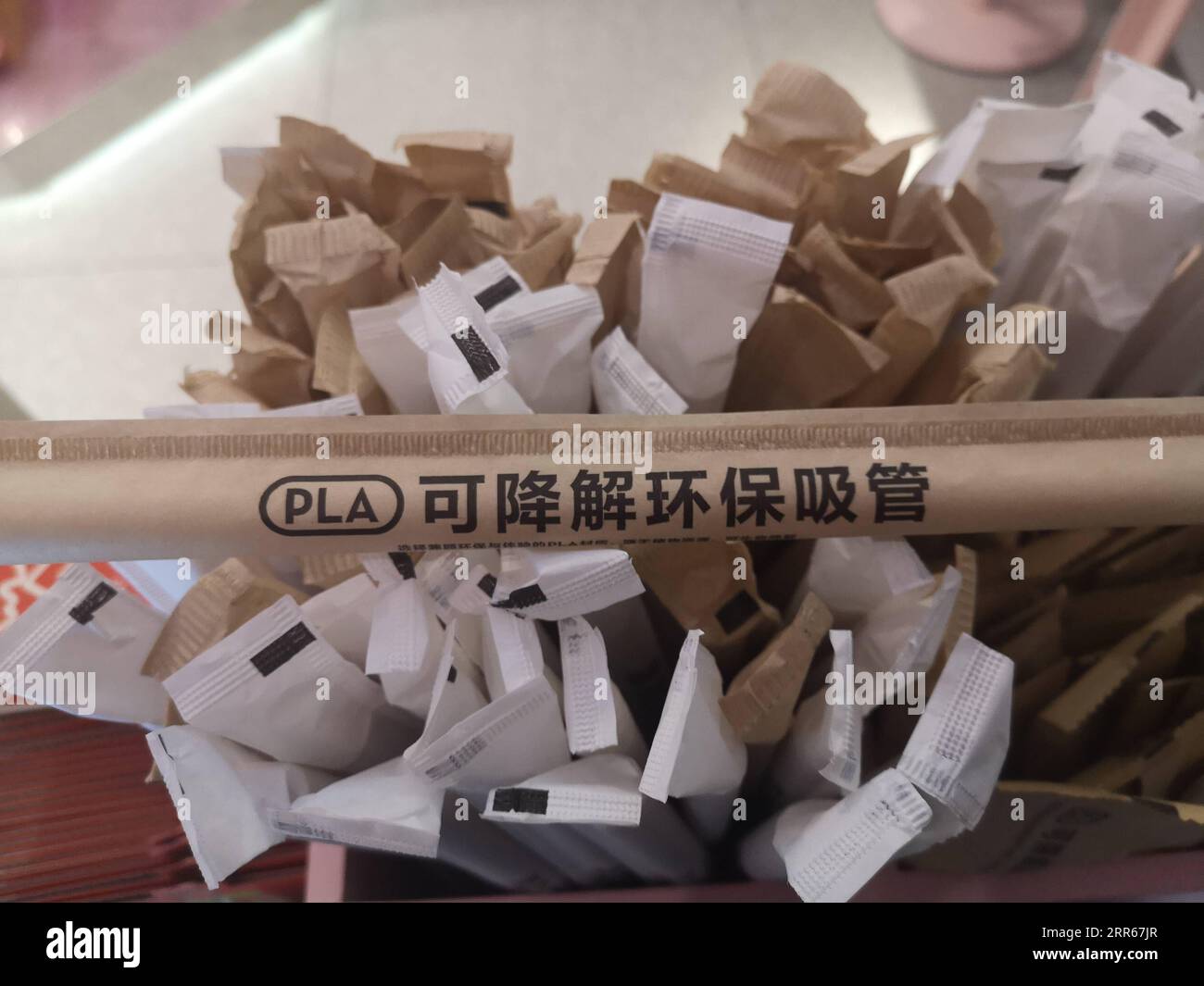 210130 -- NANJING, le 30 janvier 2021 -- des pailles en PLA à base d'acide polylactique sont offertes dans un magasin de thé au lait à Nanjing, dans la province du Jiangsu de l'est de la Chine, le 11 janvier 2021. POUR ALLER AVEC China Focus : vérification de la réalité après que la Chine a amélioré l'interdiction plastique CHINE-JIANGSU-NANJING-INTERDICTION PLASTIQUE CN ZhuxXiao PUBLICATIONxNOTxINxCHN Banque D'Images