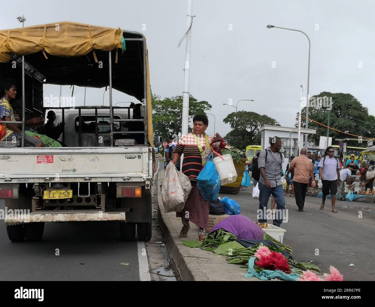 210130 -- Suva, 30 janvier 2021 -- Une femme fait ses courses à un marché de week-end à Suva, Fidji, le 30 janvier 2021. Fidji se prépare à l'arrivée du cyclone tropical Ana qui devrait apporter plus de pluies abondantes et des vents dévastateurs à la nation insulaire. Selon le bureau météorologique de Nadi samedi, l'œil du cyclone tropical Ana devrait être situé plus près des îles Yasawa dans la partie occidentale des Fidji, et approcher l'île principale des Fidji, Viti Levu tôt dimanche comme cyclone de catégorie 1. FIDJI-SUVA-CYCLONE TROPICAL ANA-PREPARATION ZHANGXYONGXING PUBLICATIONXNOTXINXCHN Banque D'Images