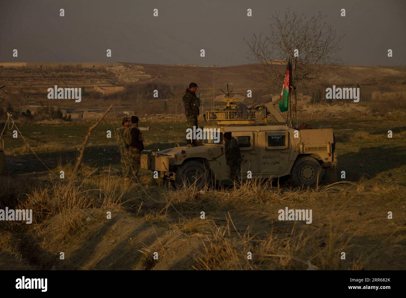 210130 -- JALALABAD, le 30 janvier 2021 -- des membres des forces de sécurité afghanes sont vus sur le site d'une voiture piégée près d'une base militaire dans le district de Shirzad, dans la province de Nangarhar, Afghanistan, le 30 janvier 2021. Huit soldats ont été tués alors qu'une voiture piégée a explosé à côté d'une base militaire dans le district de Shirzad dans la province orientale de Nangarhar en Afghanistan samedi, a déclaré un communiqué du gouvernement provincial publié ici. Photo de /Xinhua AFGHANISTAN-NANGARHAR-VOITURE PIÉGÉE SaifurahmanxSafi PUBLICATIONxNOTxINxCHN Banque D'Images