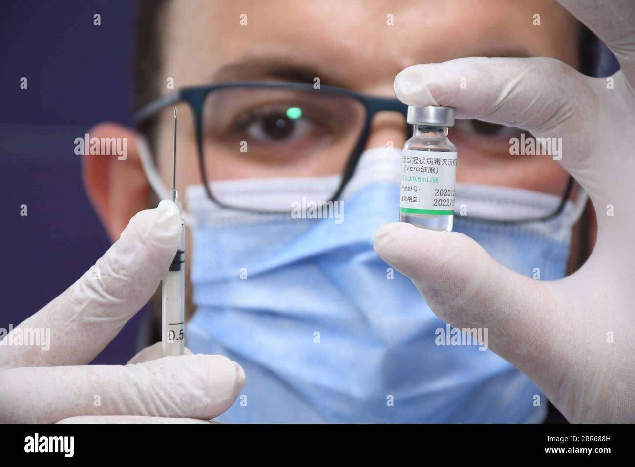 210131 -- SIDI KACEM, le 31 janvier 2021 -- Un travailleur médical prépare une dose du vaccin chinois Sinopharm COVID-19 à Sidi Kacem, Maroc, le 30 janvier 2021. Le Maroc a lancé jeudi une campagne nationale de vaccination contre le COVID-19. Photo de /Xinhua MAROC-SIDI KACEM-COVID-19-VACCIN Chadi PUBLICATIONxNOTxINxCHN Banque D'Images