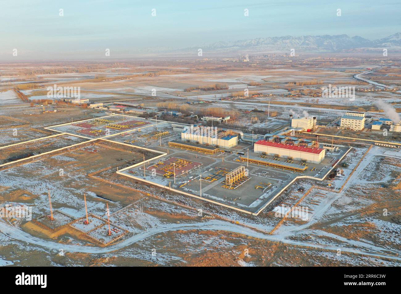 210205 -- HORGOS, 5 février 2021 -- une photo aérienne prise le 4 février 2021 montre une vue générale de la station de compression initiale de Horgos de la West Pipeline Company sous la direction de China Oil & Gas PipeChina Network Corporation à Horgos, dans la région autonome Uygur du Xinjiang, au nord-ouest de la Chine. La station de compression initiale de Horgos est la première station du gazoduc Chine-Asie centrale en Chine, et constitue également un point critique du gazoduc ouest-est de la Chine. Pendant la saison de chauffage hivernale, plus de 140 millions de mètres cubes de gaz naturel passent par la station chaque jour, jusqu'aux maisons et Banque D'Images