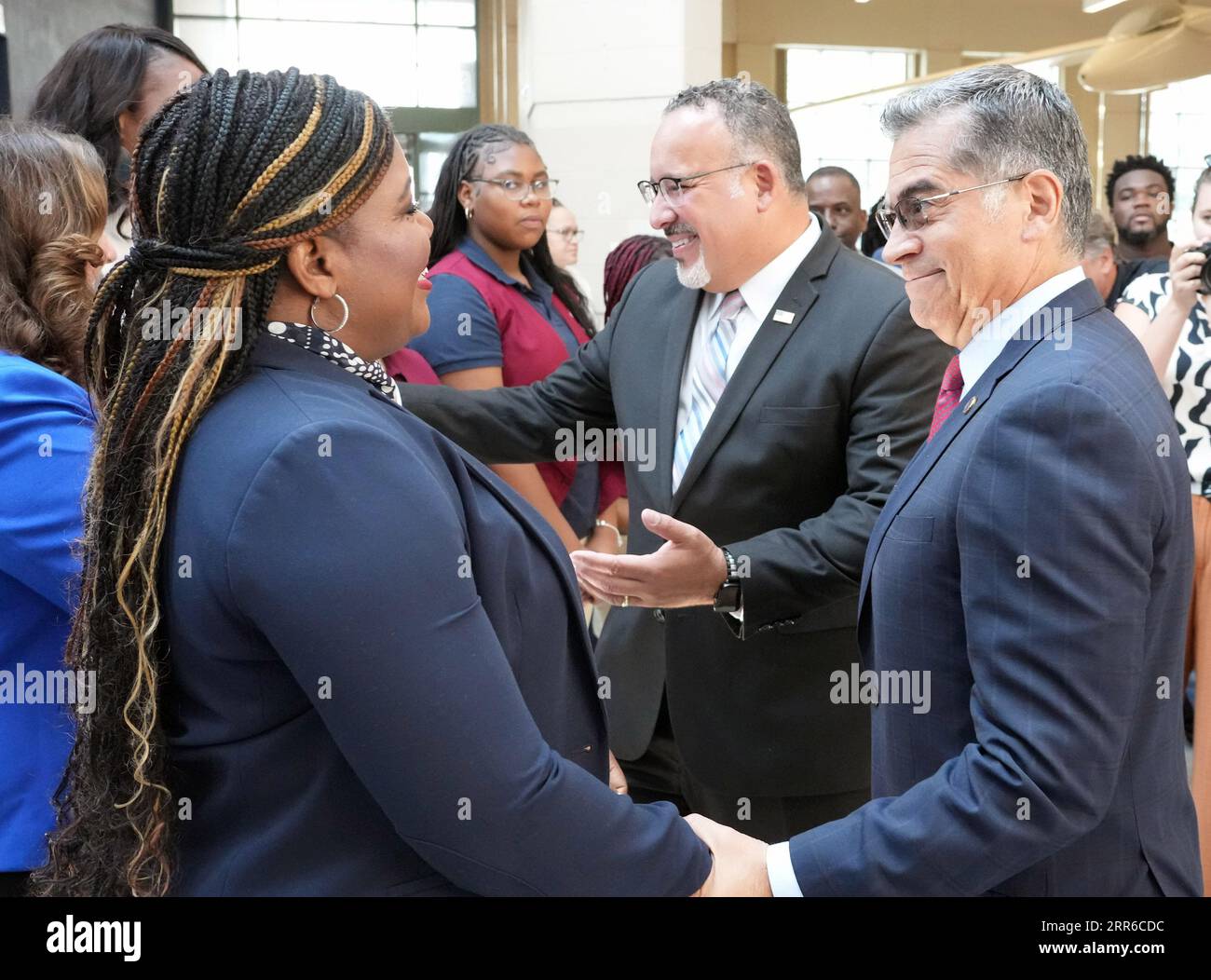 Xavier Beccera, secrétaire américain à la Santé et aux Services sociaux (à droite), accueille Cori Bush D-Mo alors que lui et le secrétaire américain à l'éducation Miguel Cardona (à droite) entrent à l'école secondaire Compton Drew pour une table ronde avec des responsables scolaires à St. Louis le mercredi 6 septembre 2023. Les deux ont visité l'école dans le cadre de la tournée « Retour à l'école en bus Tour 2023 : Raise the Bar ». Les discussions incluent l'engagement de l'administration Biden à aider les étudiants à se remettre de l'impact de la pandémie et à continuer sur la voie du succès. Photo de Bill Greenblatt/UPI Banque D'Images