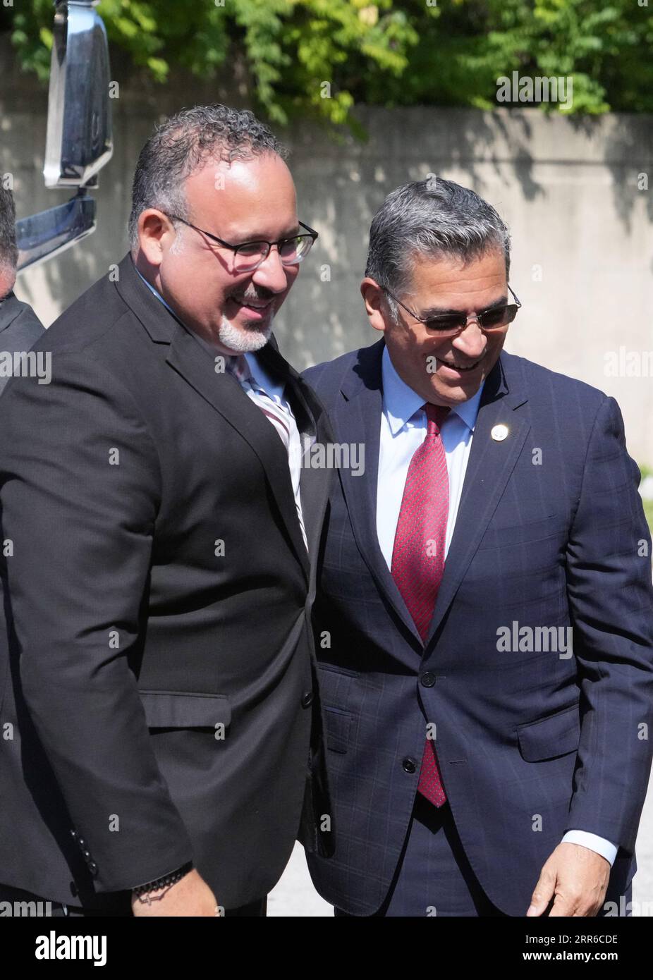 Le secrétaire américain à l'éducation Miguel Cardona (à gauche) et le secrétaire américain à la santé et aux services sociaux Xavier Beccera se saluent à leur arrivée à l'école secondaire Compton Drew pour une table ronde avec les responsables scolaires de St. Louis le mercredi 6 septembre 2023. Les deux ont visité l'école dans le cadre de la tournée « Retour à l'école en bus Tour 2023 : Raise the Bar ». Les discussions incluent l'engagement de l'administration Biden à aider les étudiants à se remettre de l'impact de la pandémie et à continuer sur la voie du succès. Photo de Bill Greenblatt/UPI Banque D'Images