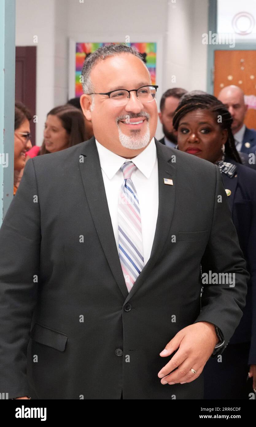 Le secrétaire américain à l'éducation Miguel Cardona entre dans une salle pour rejoindre Xavier Beccera, secrétaire américain à la Santé et aux Services sociaux, pour parler aux journalistes de la Compton Drew Middle School après une table ronde avec les responsables de l'école à St. Louis le mercredi 6 septembre 2023. Les deux ont visité l'école dans le cadre de la tournée « Retour à l'école en bus Tour 2023 : Raise the Bar ». Les discussions incluent l'engagement de l'administration Biden à aider les étudiants à se remettre de l'impact de la pandémie et à continuer sur la voie du succès. Photo de Bill Greenblatt/UPI Banque D'Images